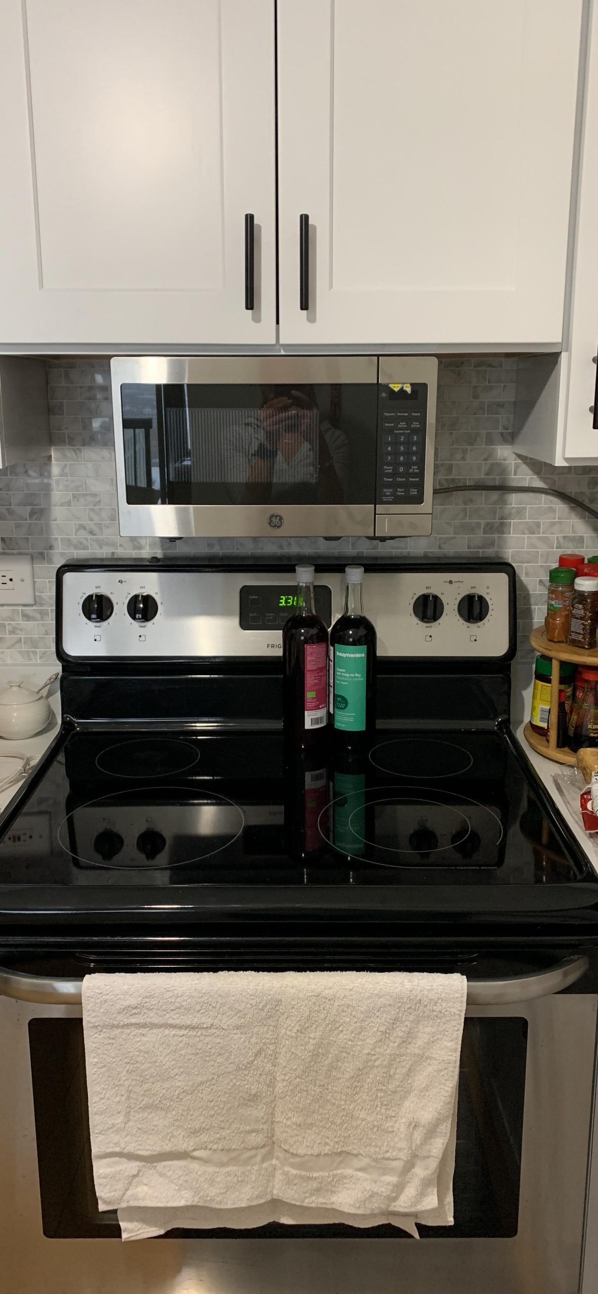 GE Spacemaker Countertop Microwave Oven, 0.7 Cu. FT, 700W with Removable Turntable, 6 Auto Menus, Instant On Controls, Easy Auto or Manual Defrost, Optional Hanging Kit, Stainless Steel customer photo 1