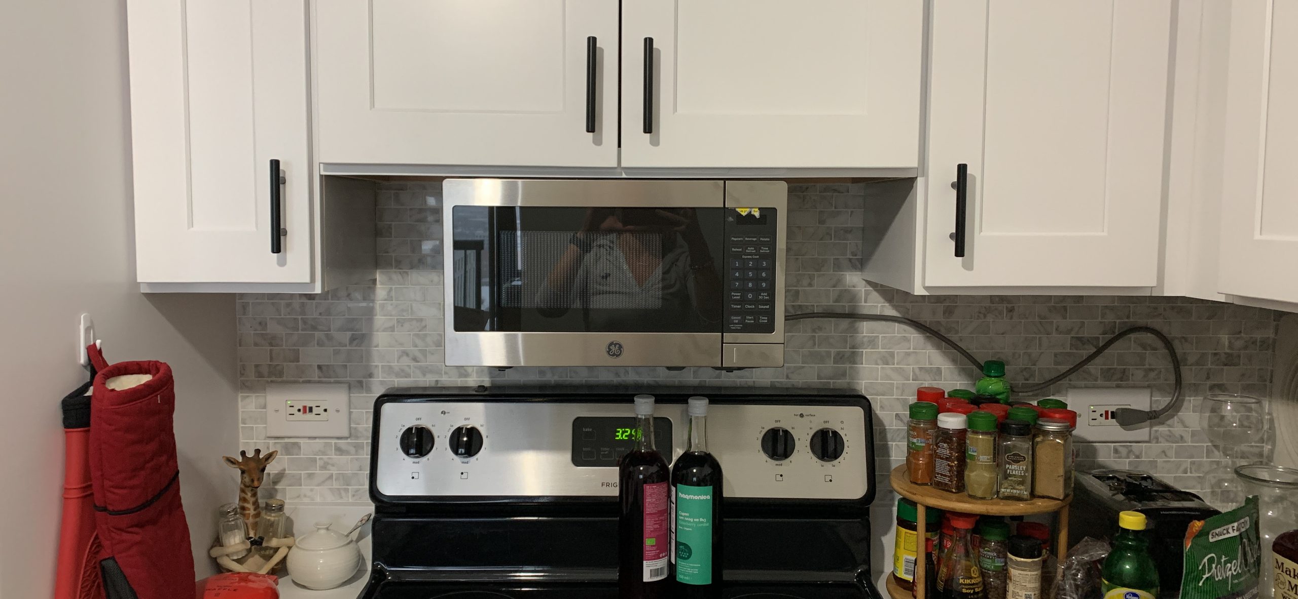 GE Spacemaker Countertop Microwave Oven, 0.7 Cu. FT, 700W with Removable Turntable, 6 Auto Menus, Instant On Controls, Easy Auto or Manual Defrost, Optional Hanging Kit, Stainless Steel customer photo 2