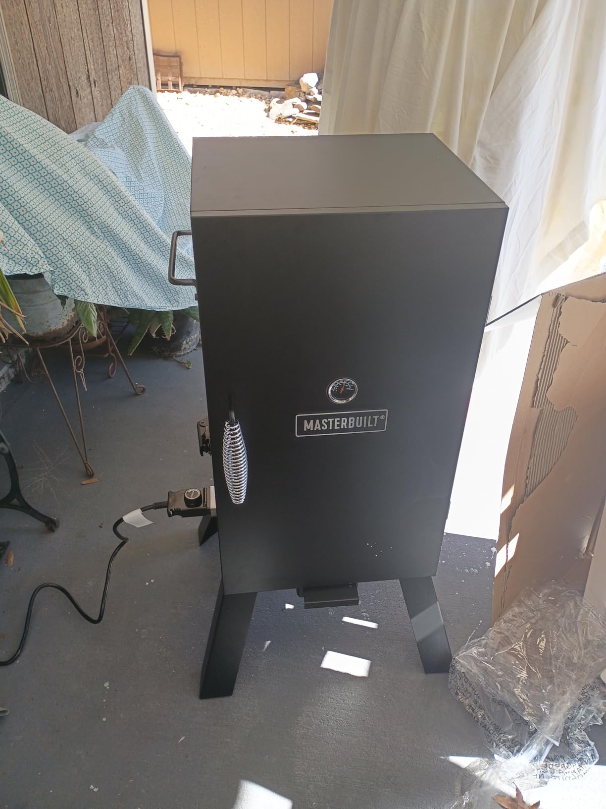 Masterbuilt 30-inch Electric Vertical BBQ Smoker with Analog Temperature Control, Model MB20070210 customer photo 1