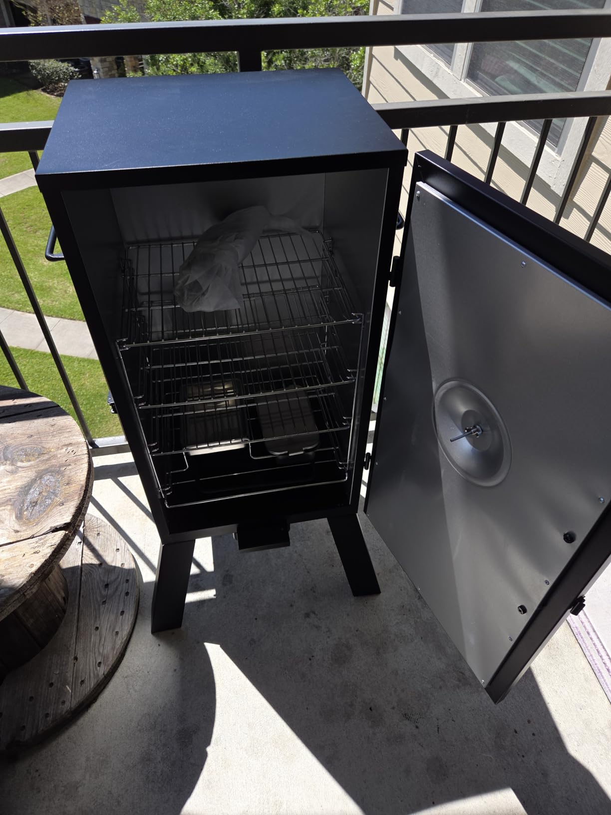 Masterbuilt 30-inch Electric Vertical BBQ Smoker with Analog Temperature Control, Model MB20070210 customer photo 2
