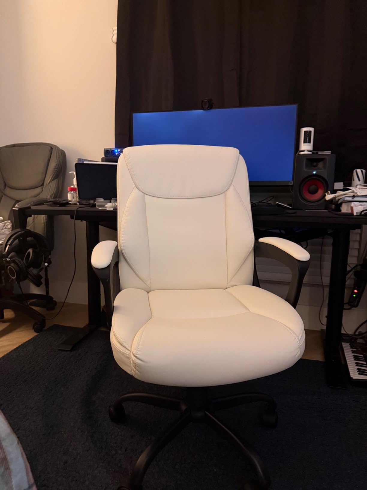 Amazon Basics Classic Puresoft PU Padded Mid-Back Office Desk Chair with Armrest customer photo 2