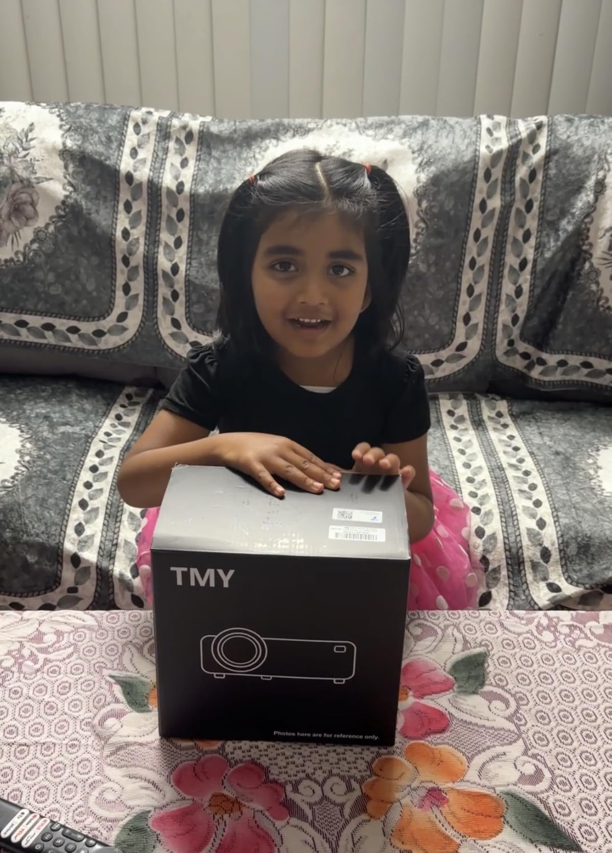 TMY Native 1080P Mini Portable Projector, 2-way Bluetooth, with 80in Screen customer photo 1