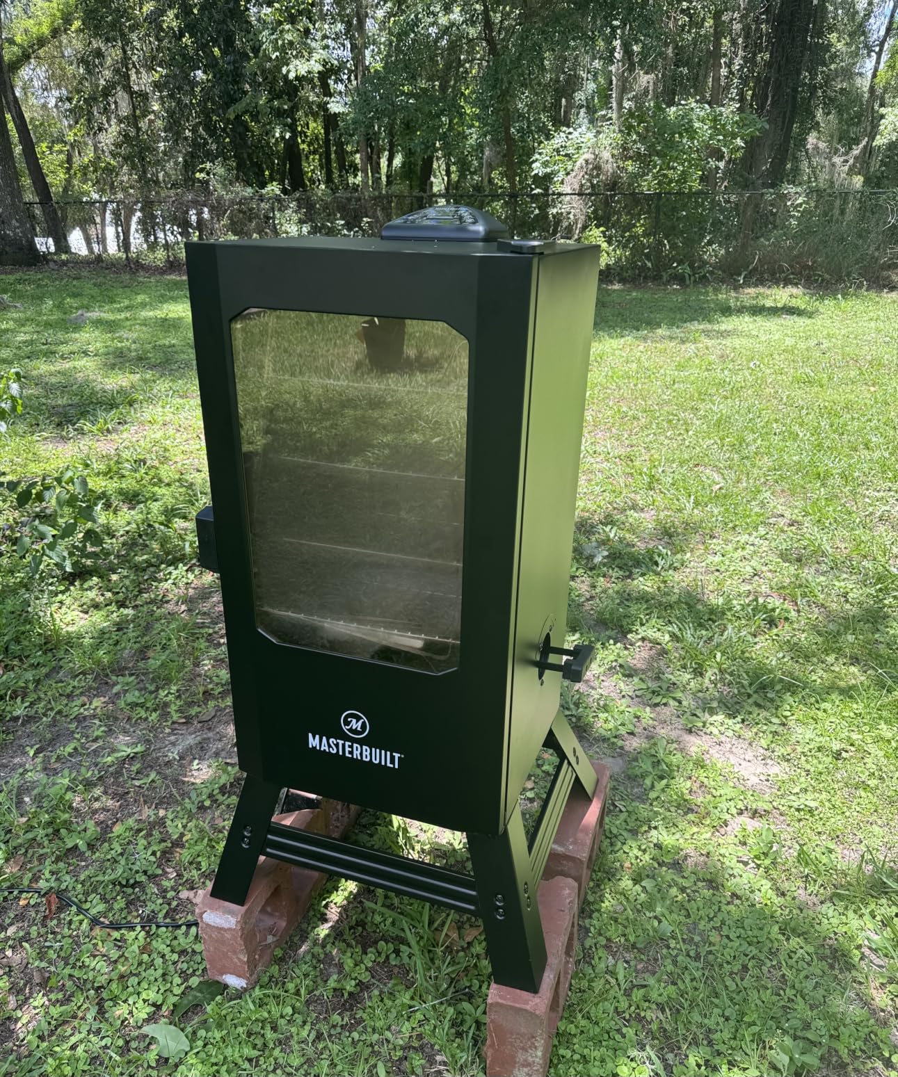 Masterbuilt 30-inch Digital Electric Vertical BBQ Smoker with Leg Kit and Side Wood Chip Loader, Model MB20070421 customer photo 1
