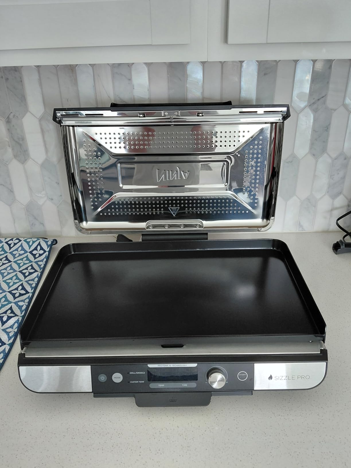 Ninja® Sizzle™ Indoor Grill & Griddle, 14'', 500°F, Grey/Silver, GR101 customer photo 2