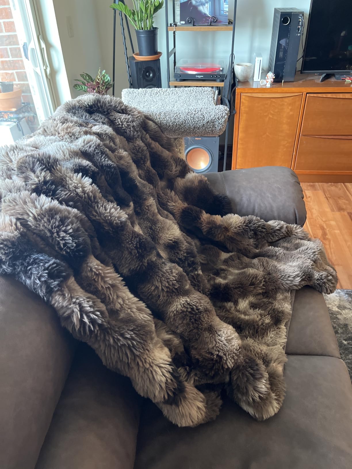 EverGrace Ultra Soft Luxury Fluffy Faux Rabbit Fur Throw Blanket, Thick Warm Bubble Throw for Bed, Cozy Plush Reversible Blankets for Couch, Chair, Sofa, Taupe, 50x60 Inches customer photo 1