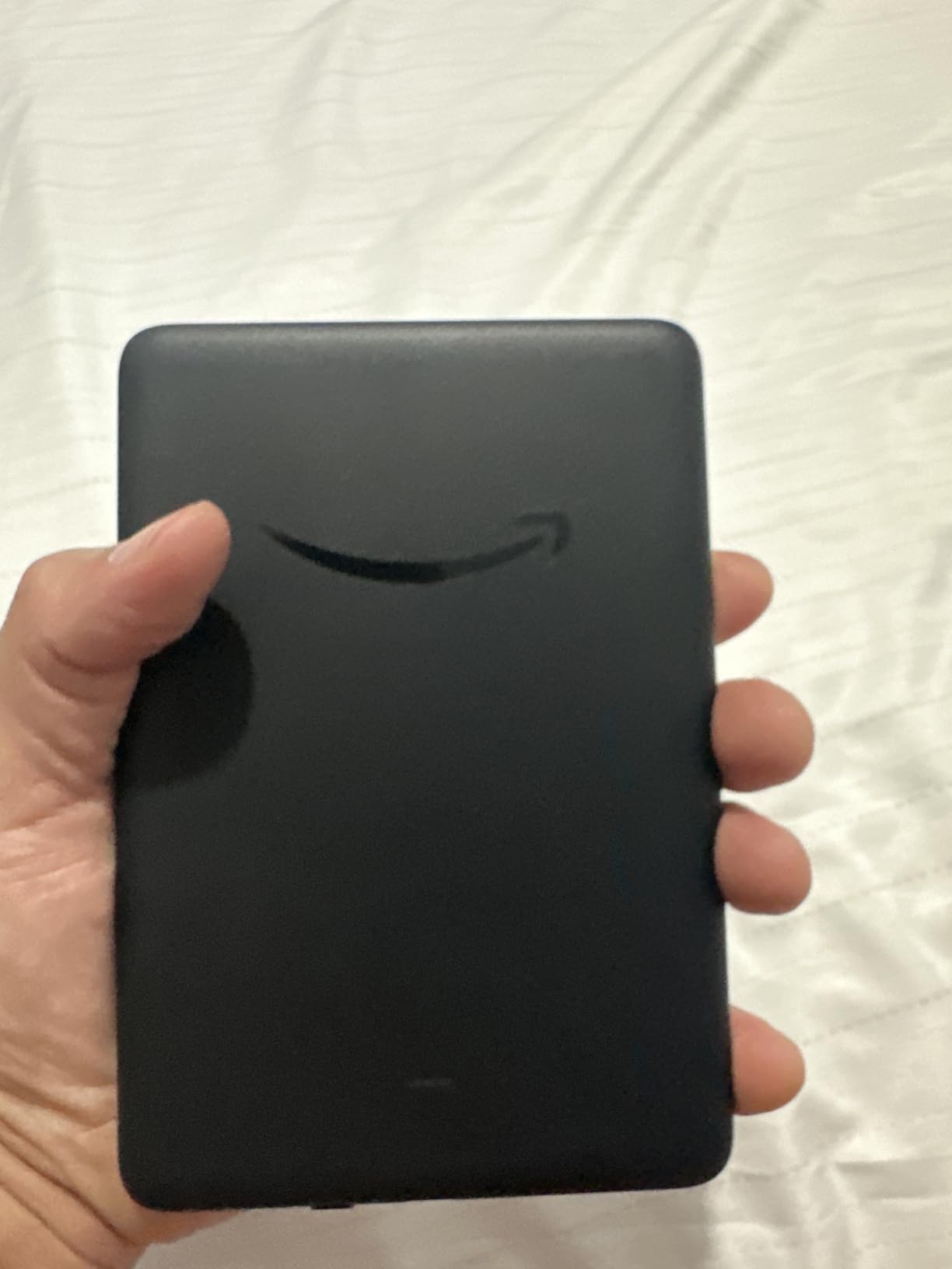 Amazon Kindle 16 GB (newest model) - Lightest and most compact Kindle, now with faster page turns, and higher contrast ratio, for an enhanced reading experience - Black customer photo 1