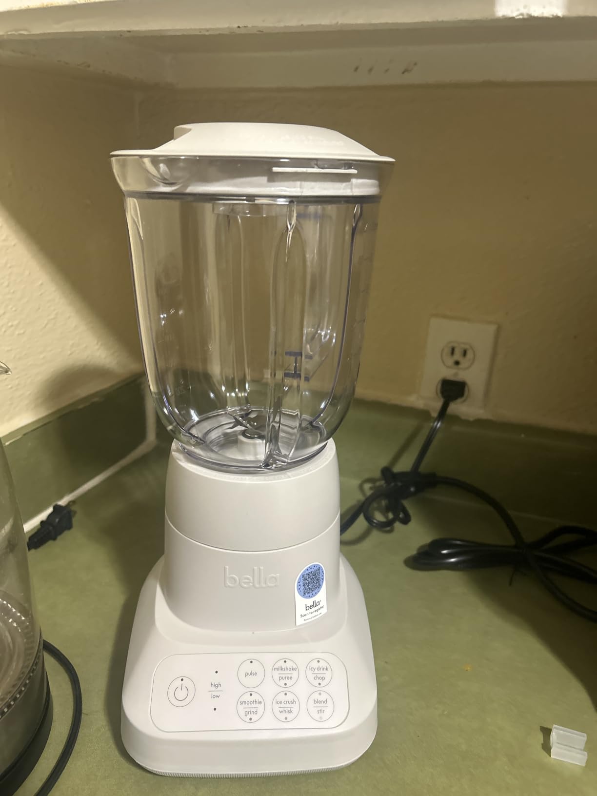 bella Fits-anywhere Flip & Store Blender, 48 oz, 520W, Oatmilk customer photo 2