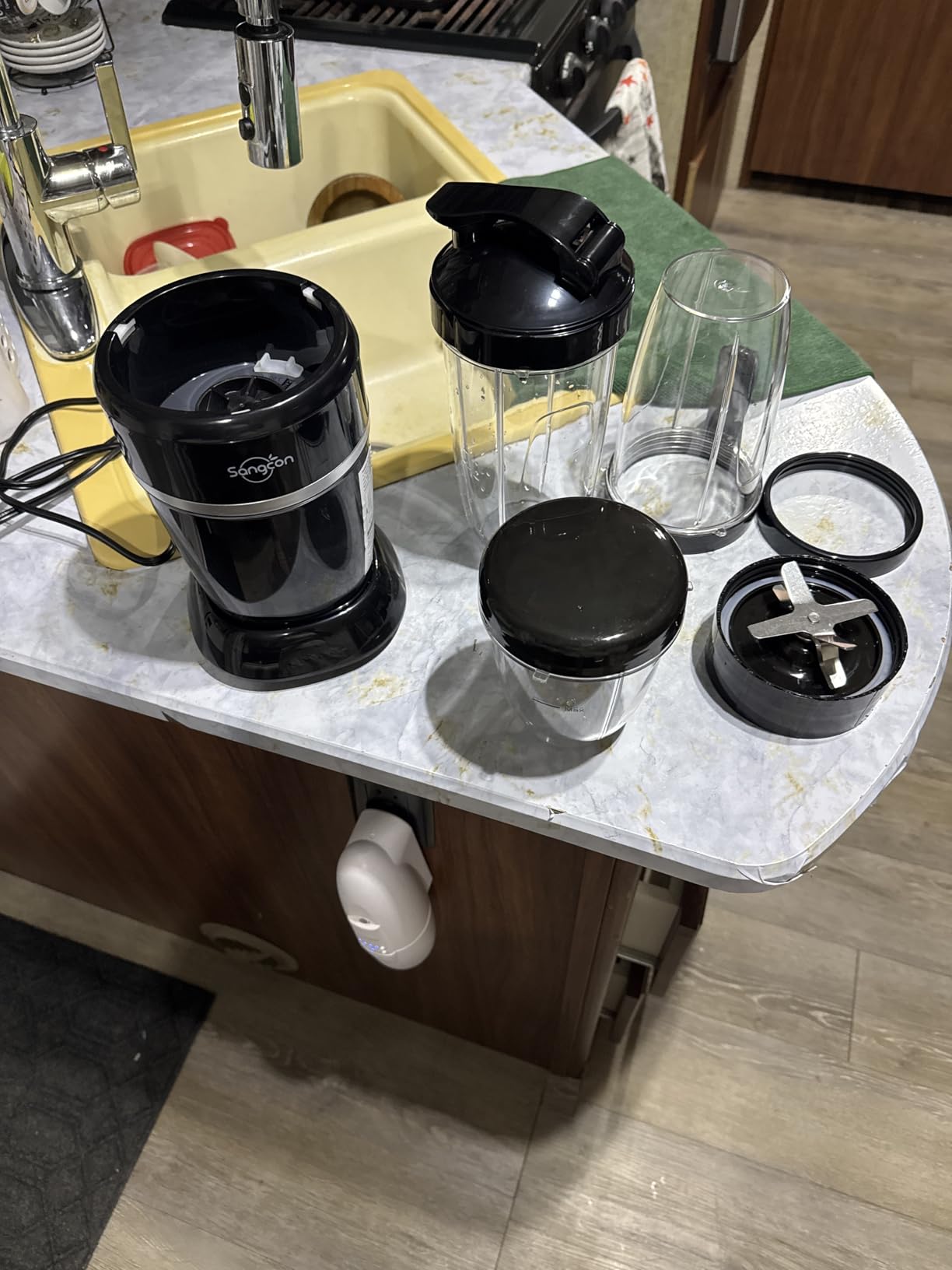 Sangcon 1000W Personal Smoothie Blender, Protein Shakes, Home & Gym, Black | 37/32/22 oz BPA-Free To-Go Cups with 6-Leaf Blade, Frozen Fruit, Ice Crushing, Baby Food, Sauces, Dips, Coffee, Nuts, Spices customer photo 2
