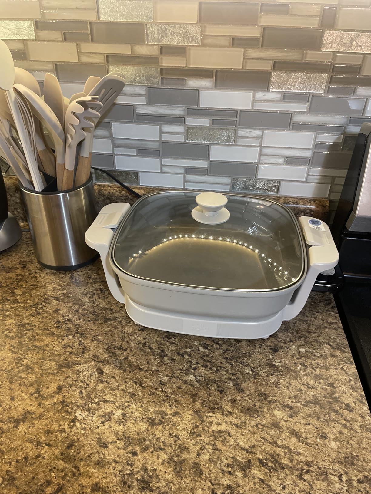 bella Make & Take Electric Skillet, Fits-anywhere kitchenware, EverGood Ceramic Coating, Adjustable Temperature & Dishwasher-Safe Tempered Glass Lid, Cast Aluminum Base, 1200 Watt, Oatmilk customer photo 2