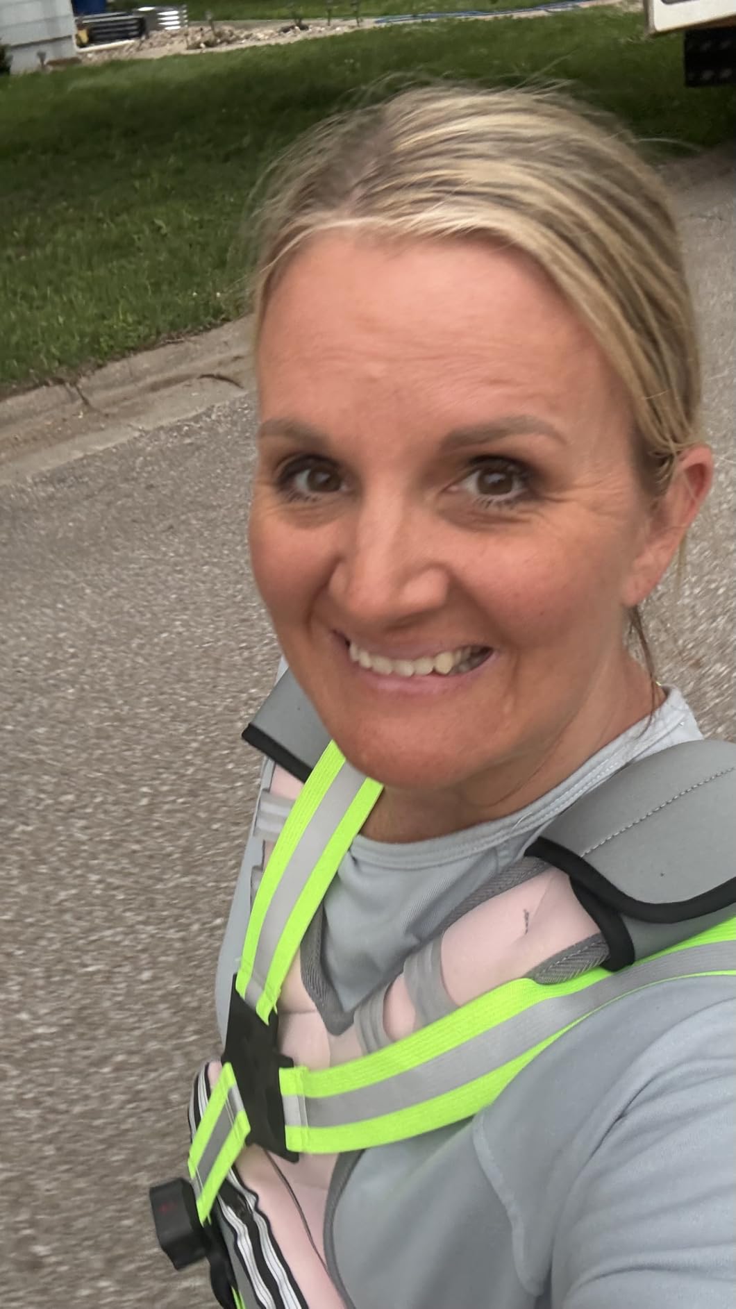PACEARTH Adjustable Weight Vest 4-10lbs / 11-20lbs / 20-32lbs X-Shape Weighted Vest for Women and Men, Home Workout Ironsand Vest with Zipper Pouch and 6 Weight Packs, Available in Pink, Gray, Black customer photo 2