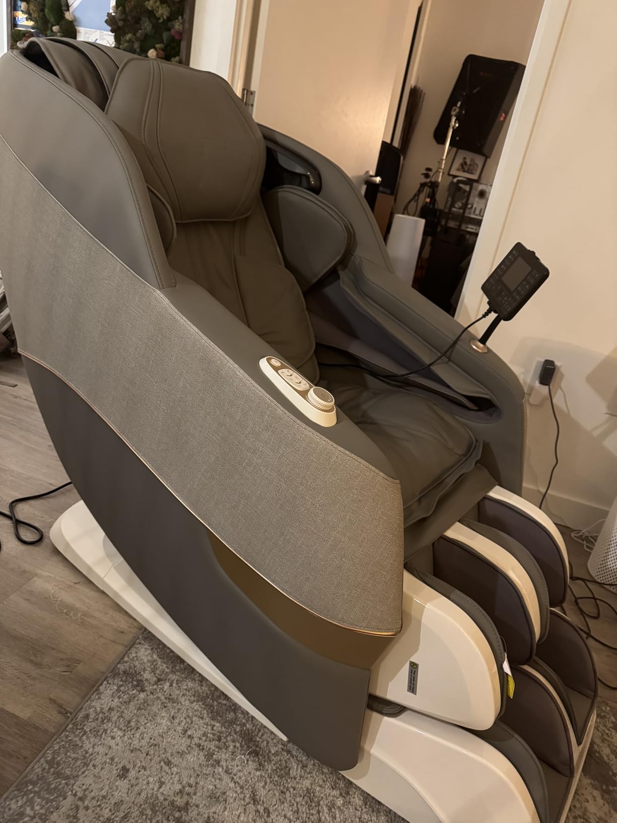 MYNTA Massage Chair Full Body, 170° Flexible SL Track Shiatsu 3D Massage Chairs with Zero Gravity, Bluetooth Speaker, Airbags & Heating, MC1650(Grey) customer photo 1