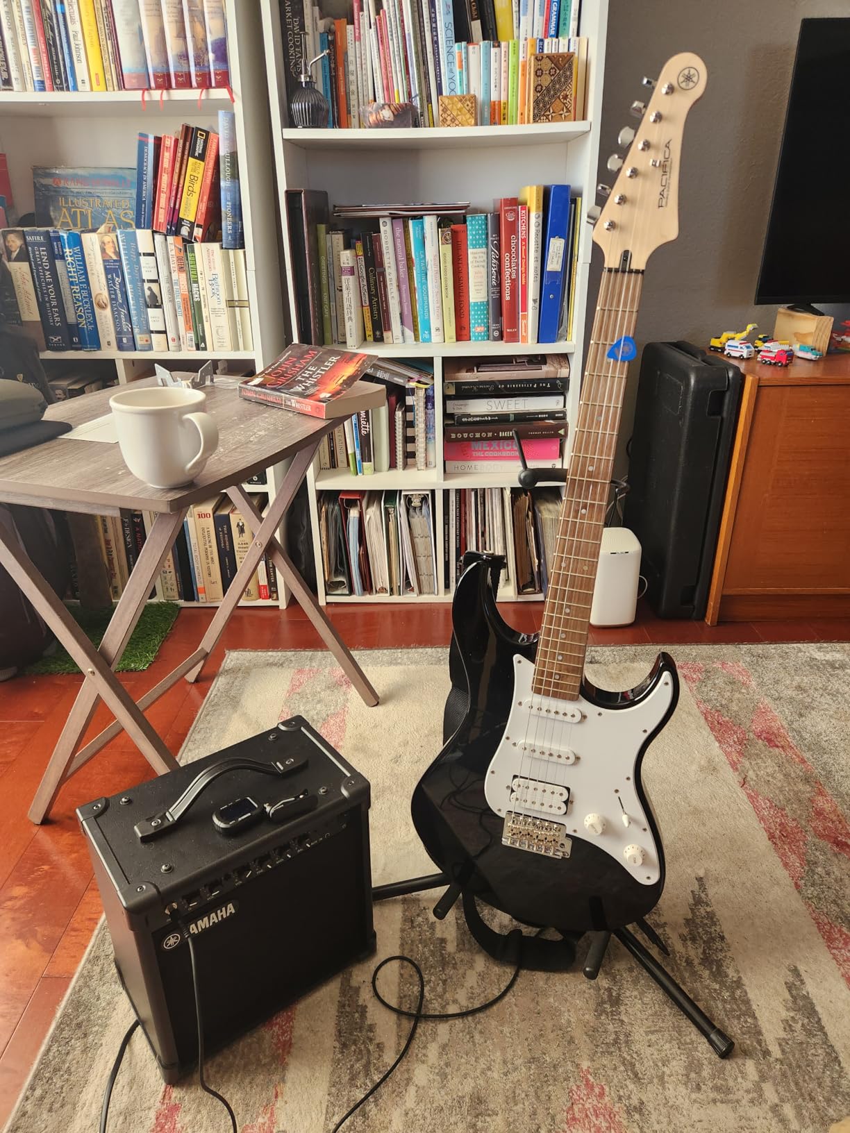 Yamaha GigMaker EG Electric Guitar Pack with Amplifier, Gig Bag, Tuner, Cable, Strap and Picks - Black customer photo 1