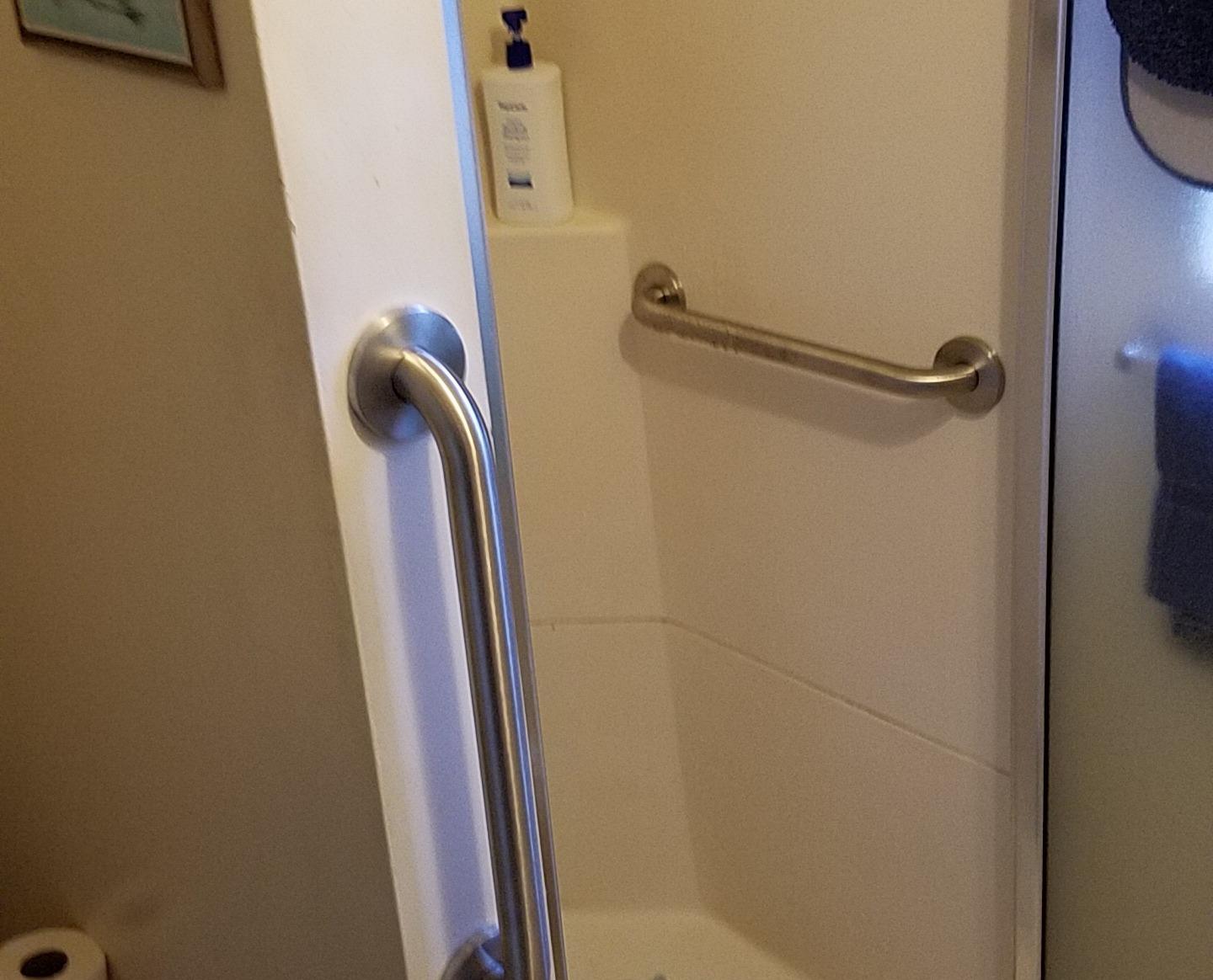 Moen Home Care Bathroom Safety 32 Inch Stainless Steel Handicap Grab Bar for Bathtub and Shower, Elderly Assistance Product with Concealed Screws, 8732 customer photo 2