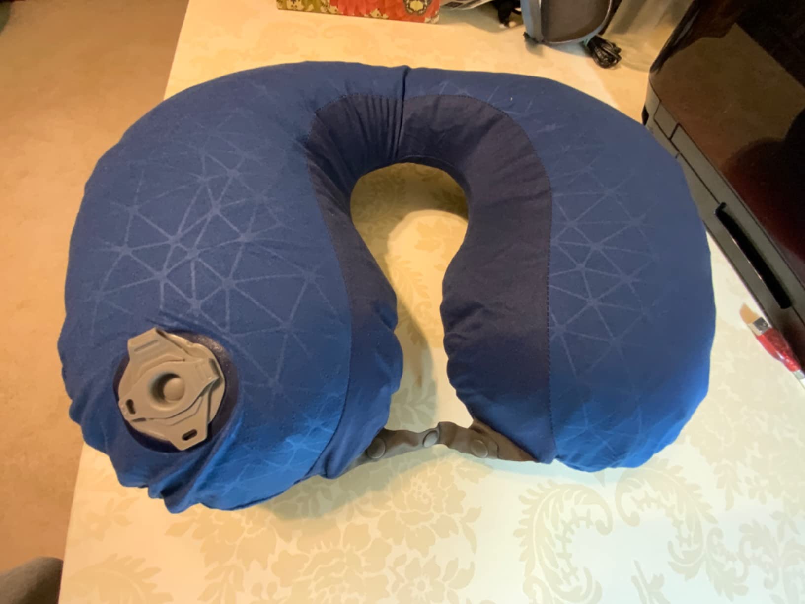 Sea to Summit Aeros Premium Traveller Inflatable Neck Pillow, Navy Blue | Luxurious, Lightweight Inflatable Neck Pillow with an Ergonomic Shape for Airplane and Car Travel customer photo 2