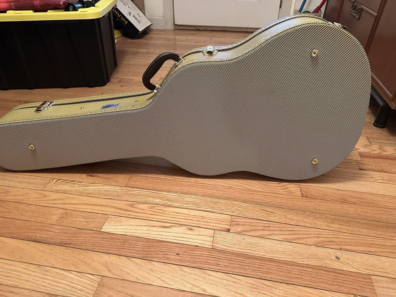 Gearlux Dreadnought Acoustic Guitar Hard Case with Exterior Lock and Key, Interior Accessory Compartment, and Plush Interior Padding - Tweed customer photo 1