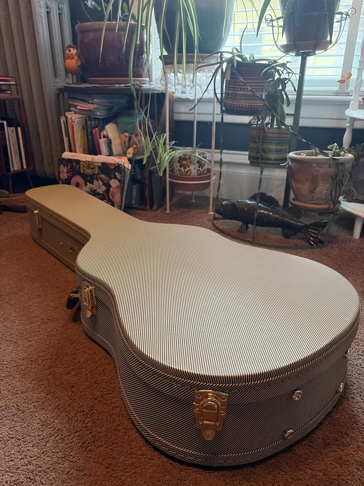 Gearlux Dreadnought Acoustic Guitar Hard Case with Exterior Lock and Key, Interior Accessory Compartment, and Plush Interior Padding - Tweed customer photo 2
