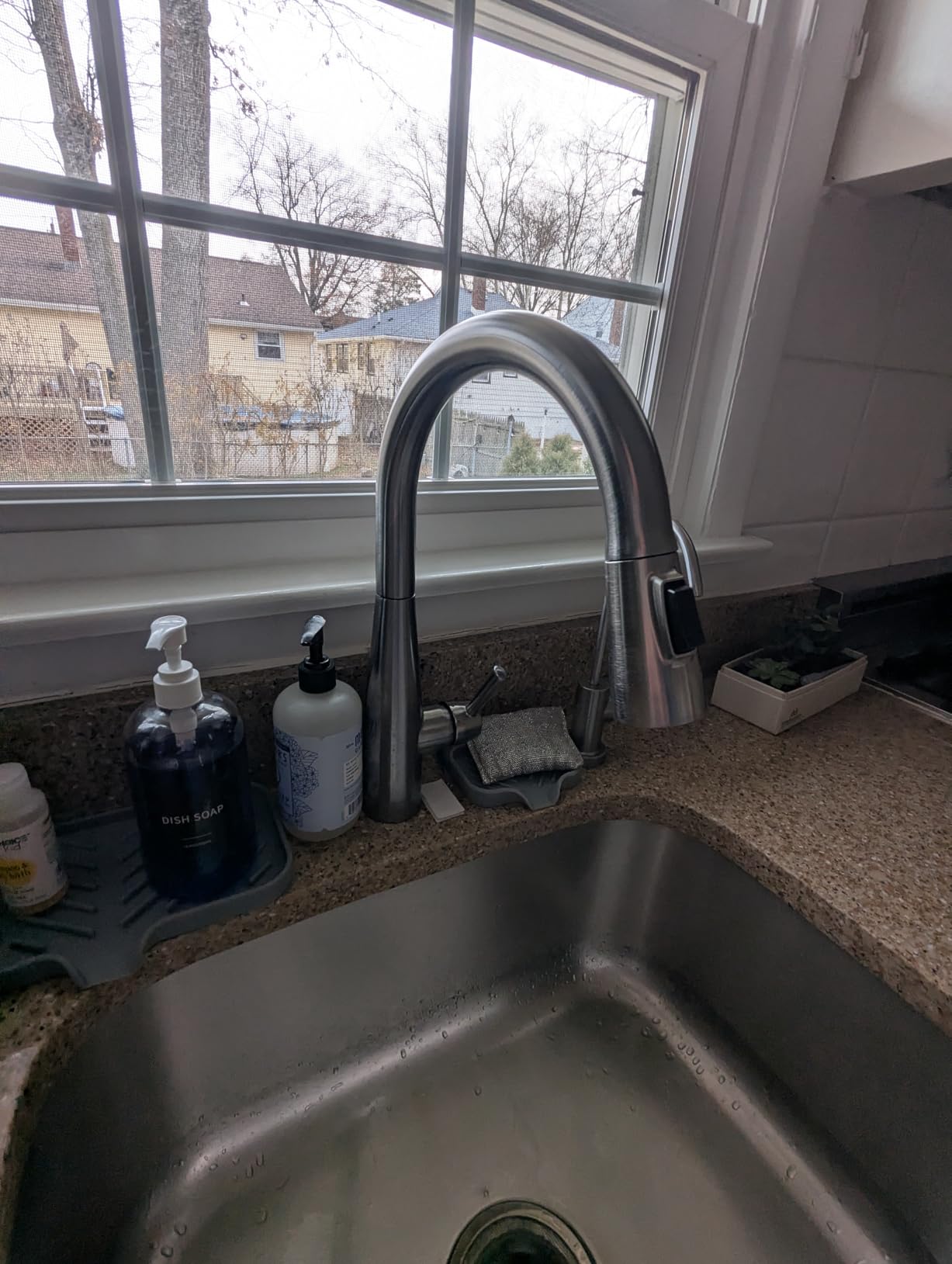 Delta Essa Brushed Nickel Kitchen Faucet with Pull Down Sprayer, Modern Single Hole Kitchen Sink Faucet, Single Handle, Arctic Stainless 9113-AR-DST customer photo 2