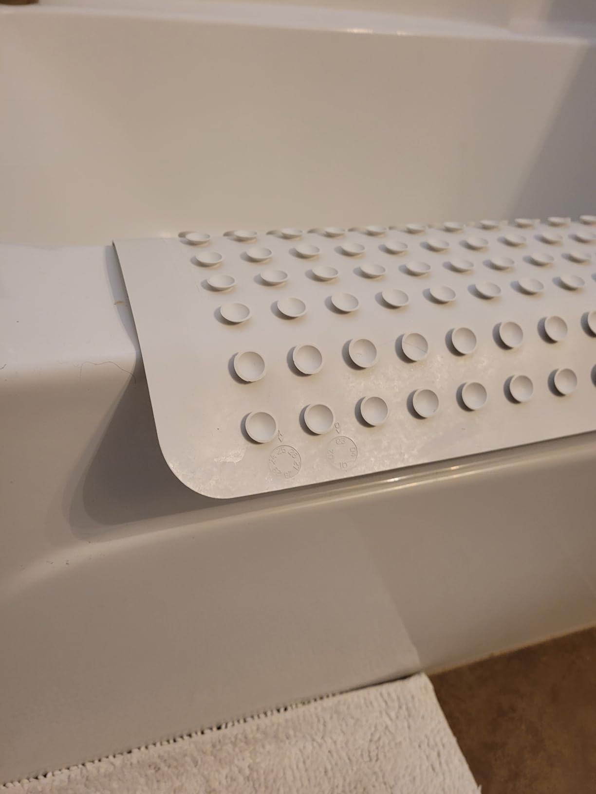 Rubbermaid Commercial Products Safti-Grip Bath Mat, Medium, White, Suction-Backed, Non-Slip for Commercial/Residential Use for Shower Stall/Bathtub/Bathroom customer photo 1