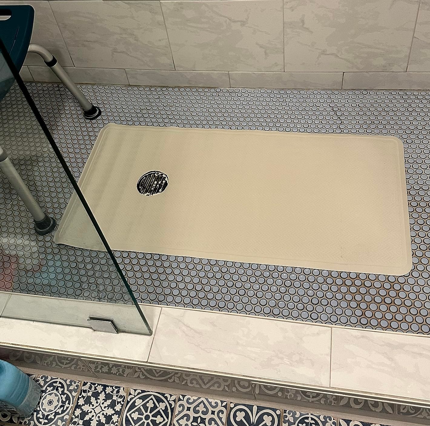 Rubbermaid Commercial Products Safti-Grip Bath Mat, Medium, White, Suction-Backed, Non-Slip for Commercial/Residential Use for Shower Stall/Bathtub/Bathroom customer photo 2