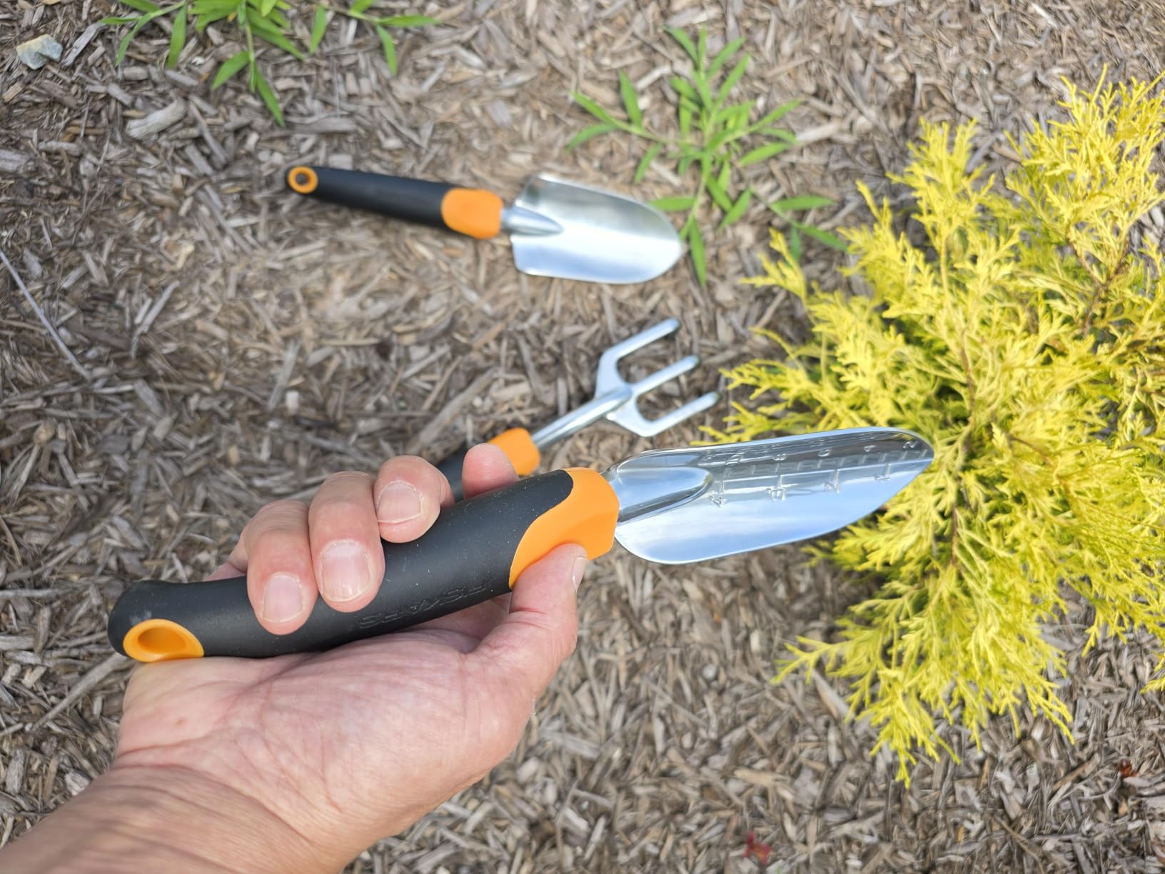 Fiskars 3-Piece Garden Hand Tools Set w/ Trowel, Transplanter & Cultivator customer photo 2