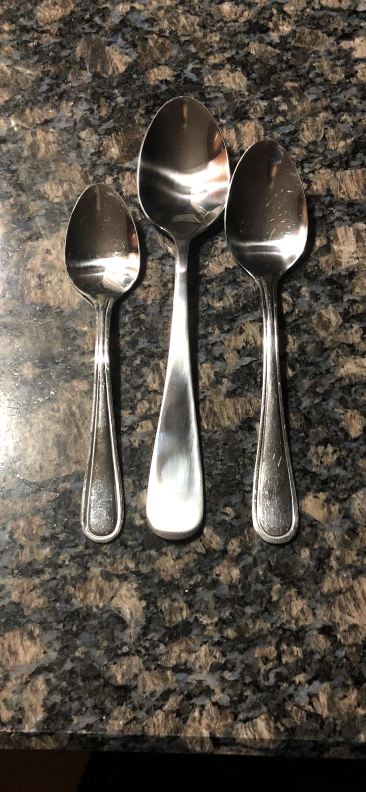 Amazon Basics Silverware Set, Stainless Steel Flatware, Dishwasher Safe, Service for 4, 20-Piece Forks and Spoons, Round Edge, Everyday Use customer photo 1