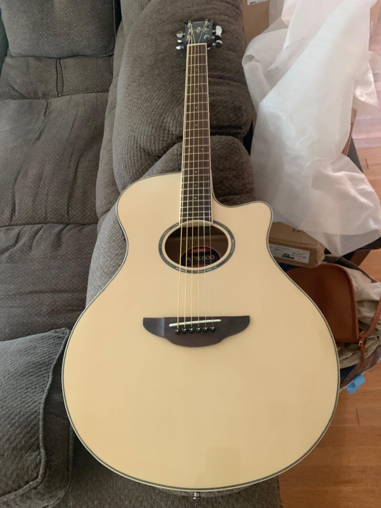 Yamaha APX600 VW Thin Body Acoustic-Electric Guitar, Vintage White customer photo 1