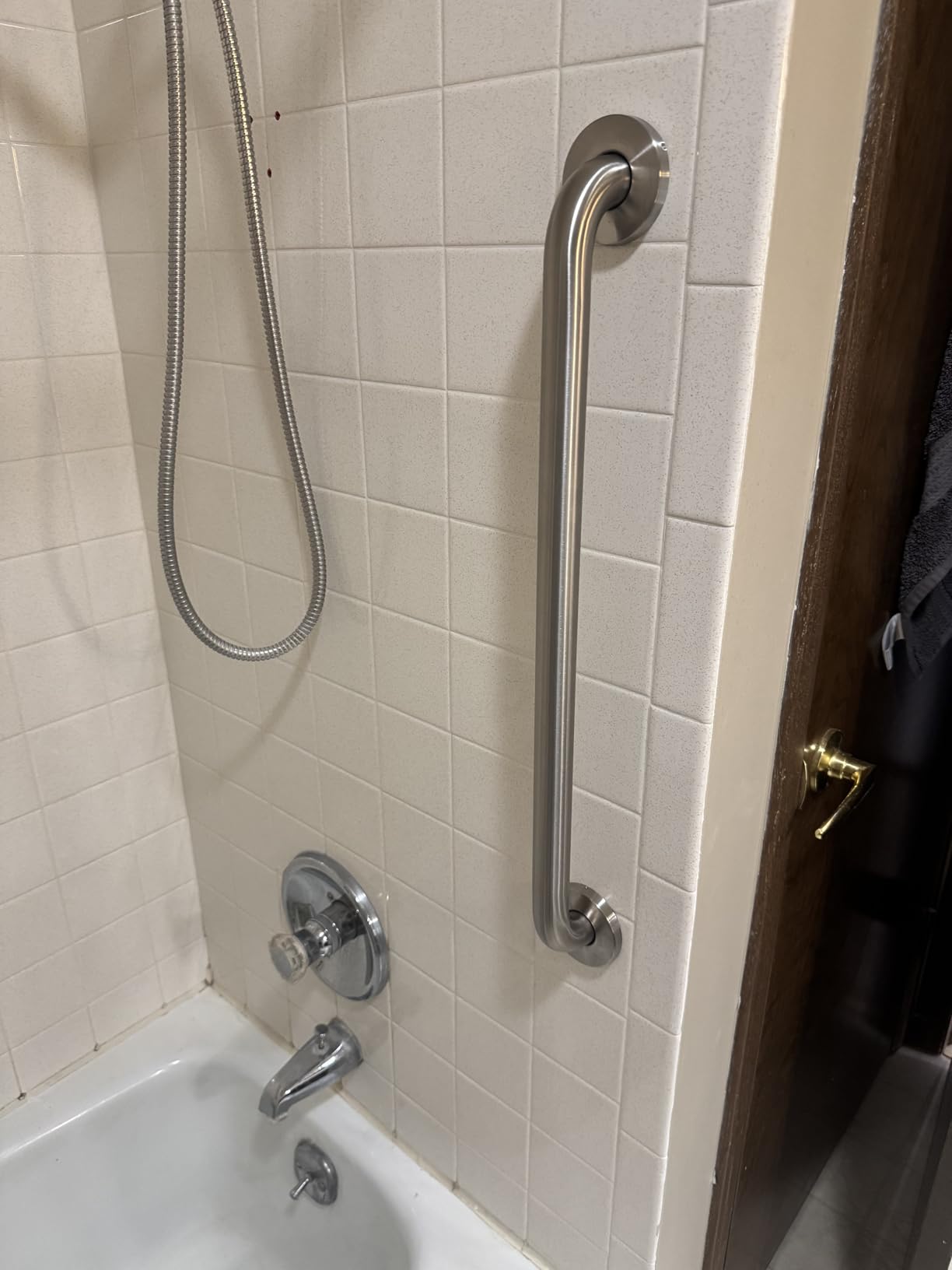 Amazon Basics Bathroom Safety Grab Bar, 18 Inch Length, 1.5 Inch Diameter, Handicap Handle, Bathtub and Shower Fall Prevention, Holds up to 500LBs, ADA Compliant, Brushed Stainless Steel customer photo 2