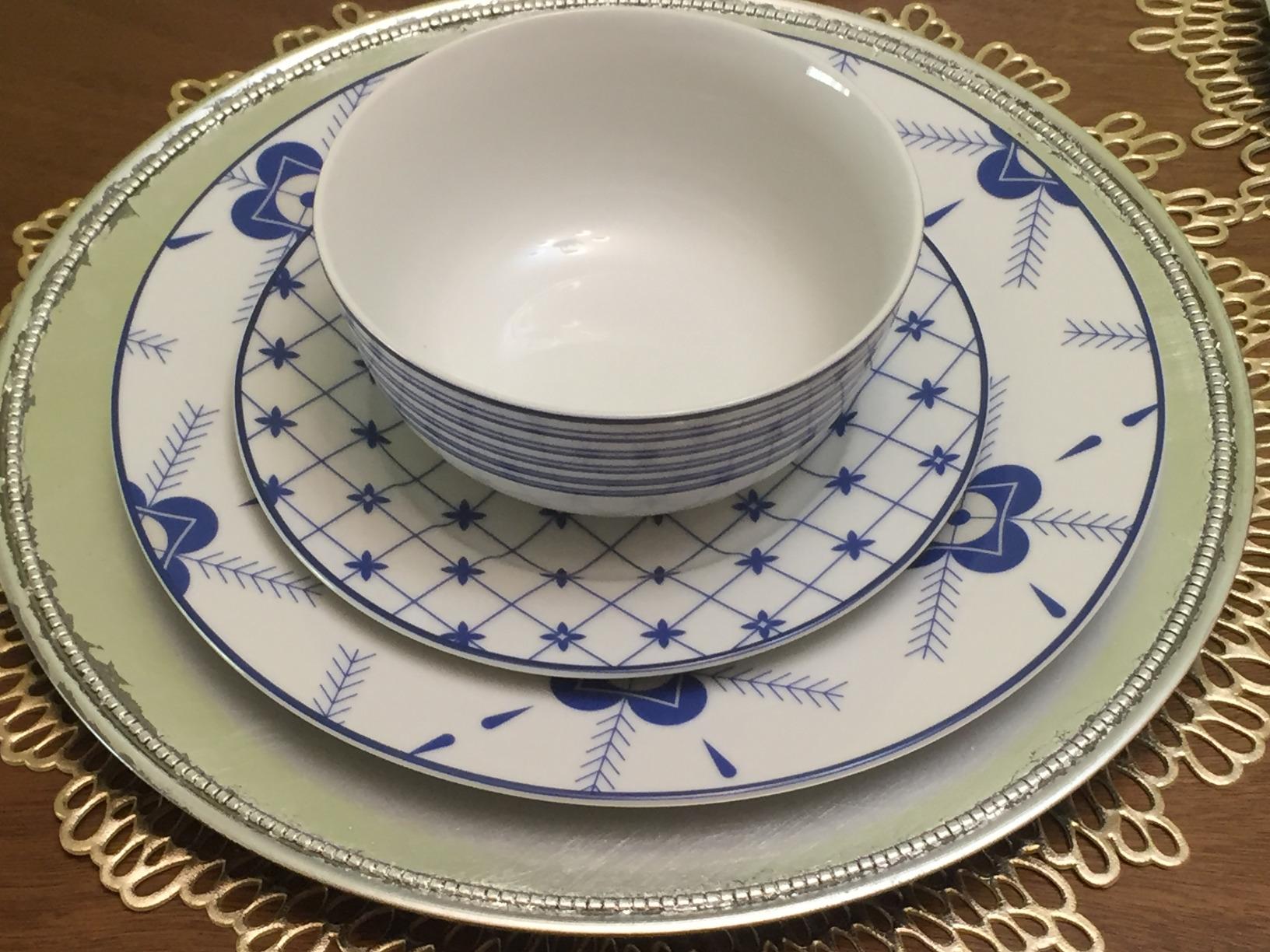 Amazon Basics 18-Piece Complete Kitchen Dinnerware Set, Microwave and Dishwasher Safe, Plates, Dishes, Bowls for Everyday Use, Service for 6, White Porcelain Coupe customer photo 1