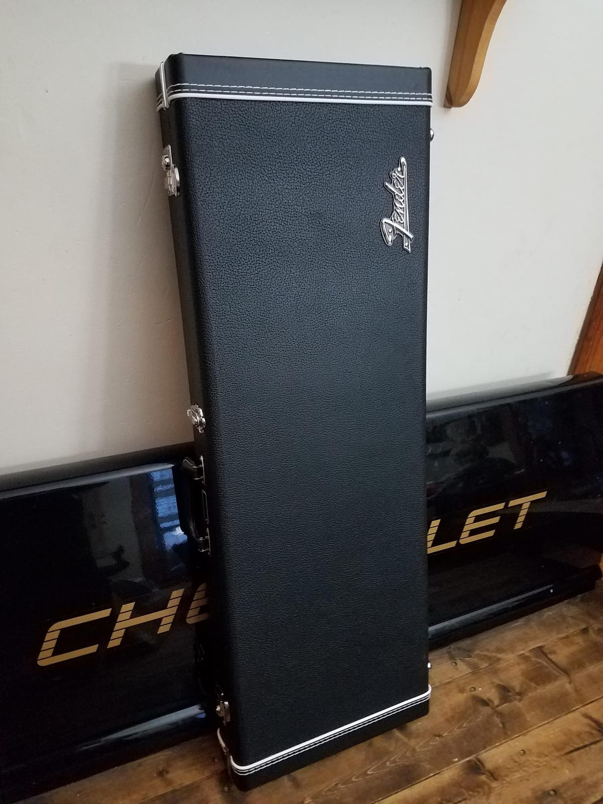 Fender Classic Series Wood Case, Stratocaster/Telecaster, Black customer photo 1
