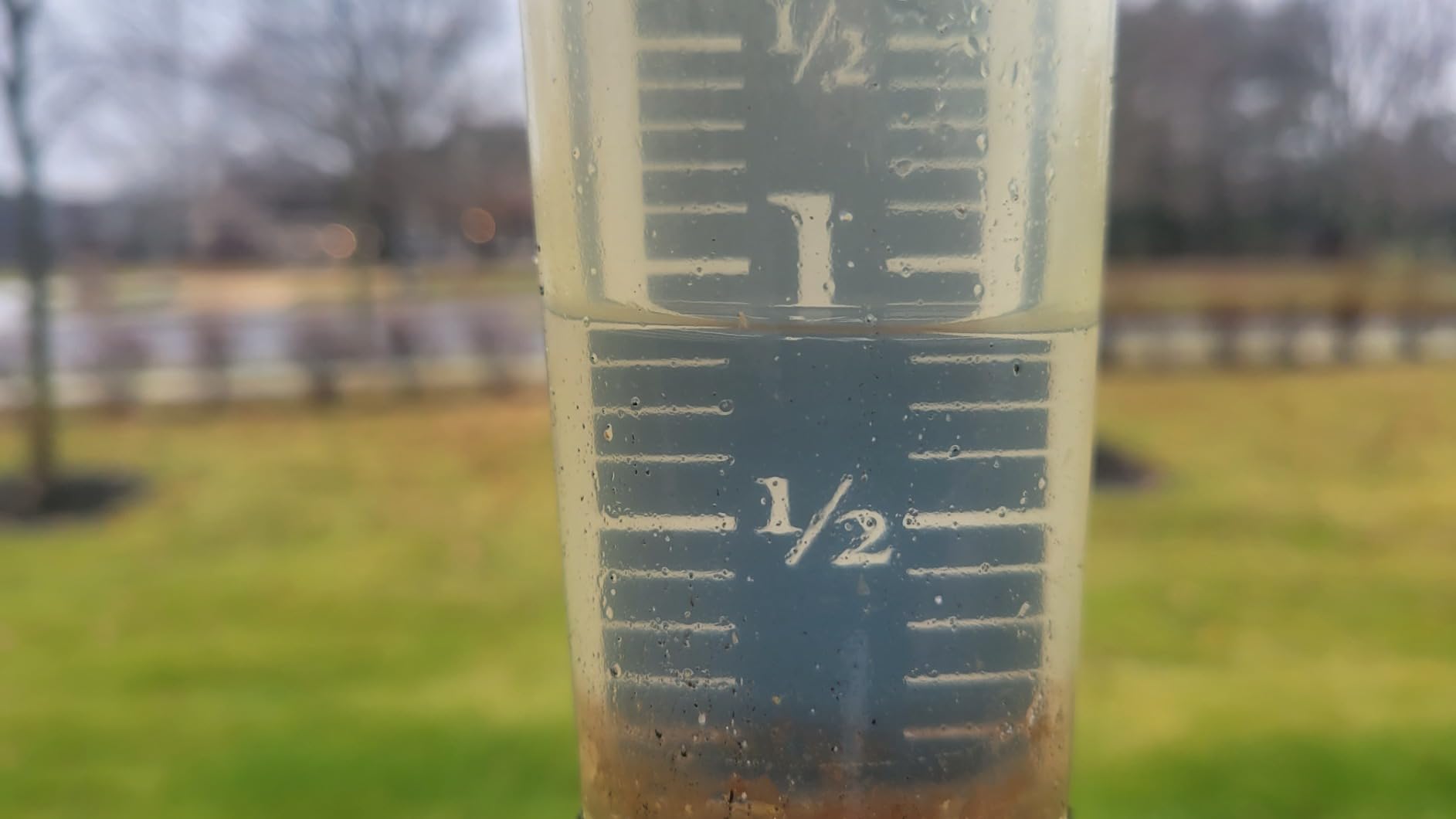 AcuRite Wireless Rain Gauge with Self-Emptying Rain Collector with Rainfall History, Alerts, and Current Date and Time (02446M) customer photo 2