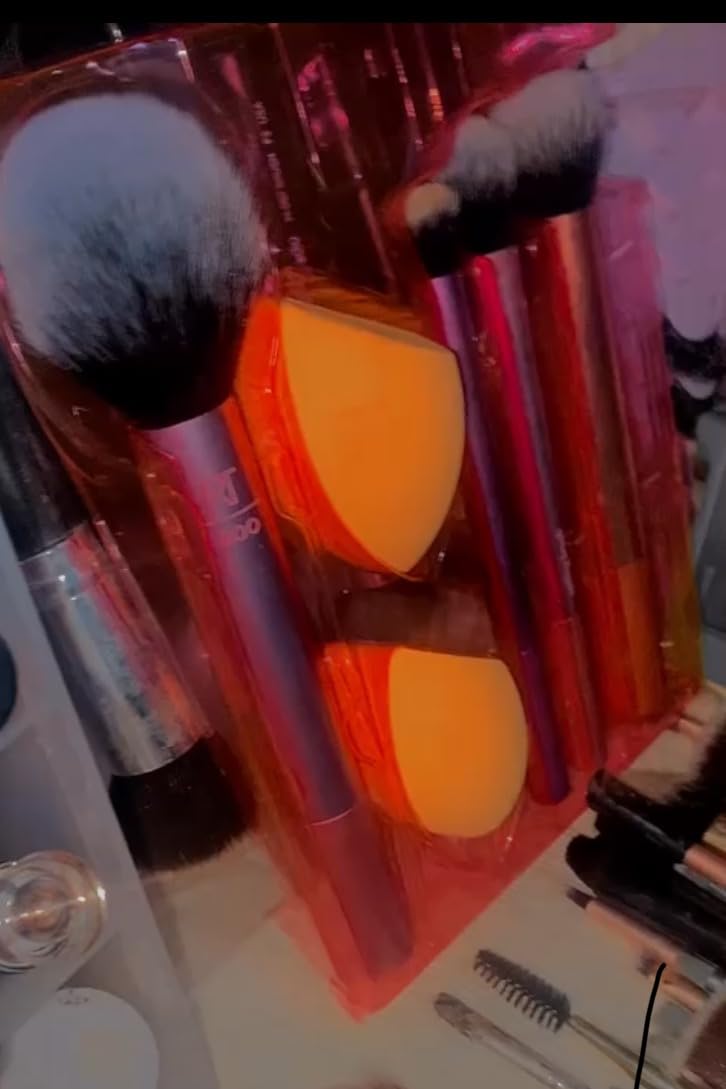 Real Techniques 6 Piece Everyday Essentials Makeup Brush Set, Includes 4 Brushes & 2 Makeup Sponges for Foundation, Blush, Bronzer, Contour, Eyeshadow & Powder, Travel Gift Set, Cruelty-Free & Vegan customer photo 1