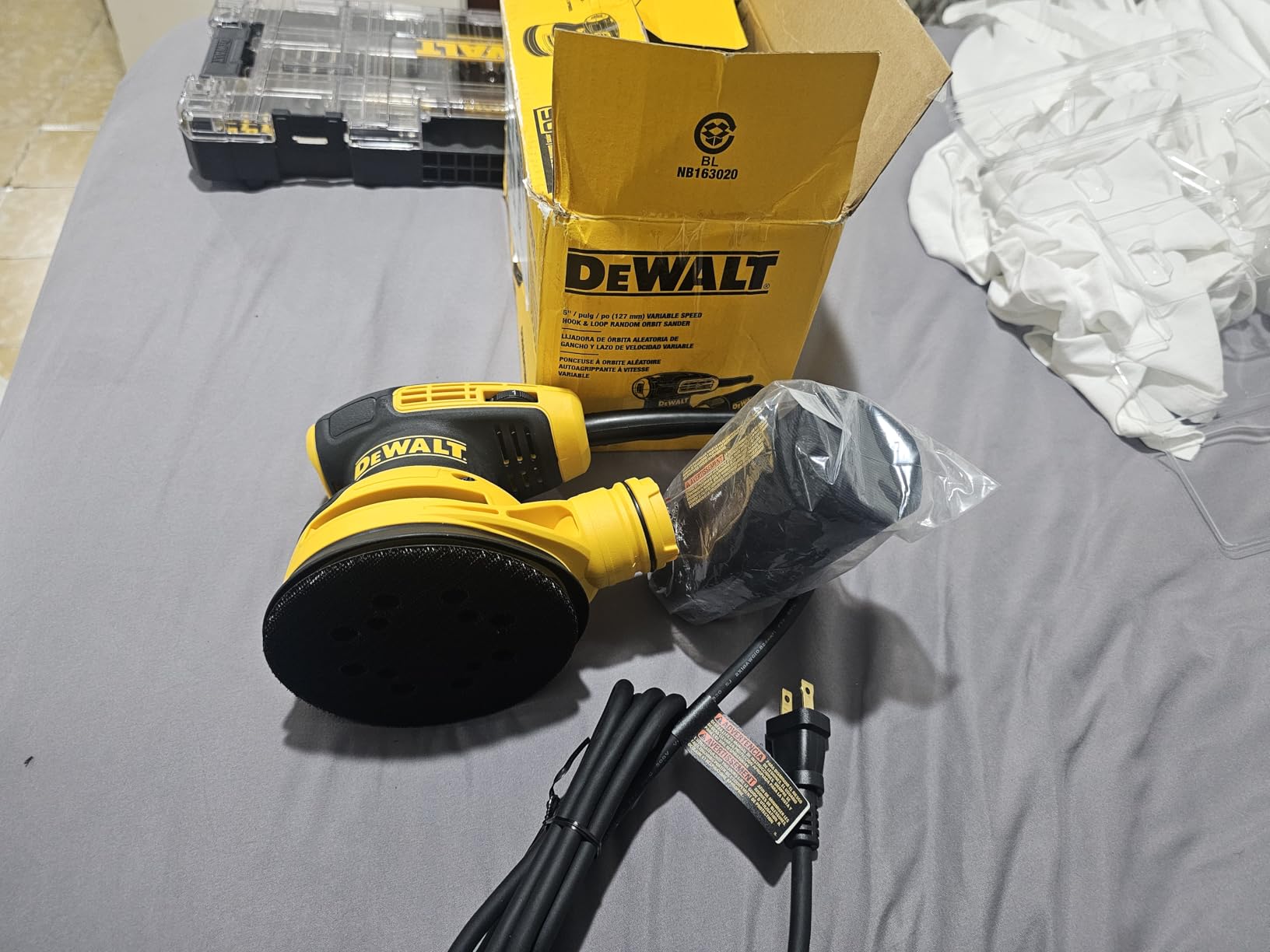 DEWALT Random Orbit Sander, Variable Speed, 5-Inch (DWE6423), Corded Electric customer photo 1