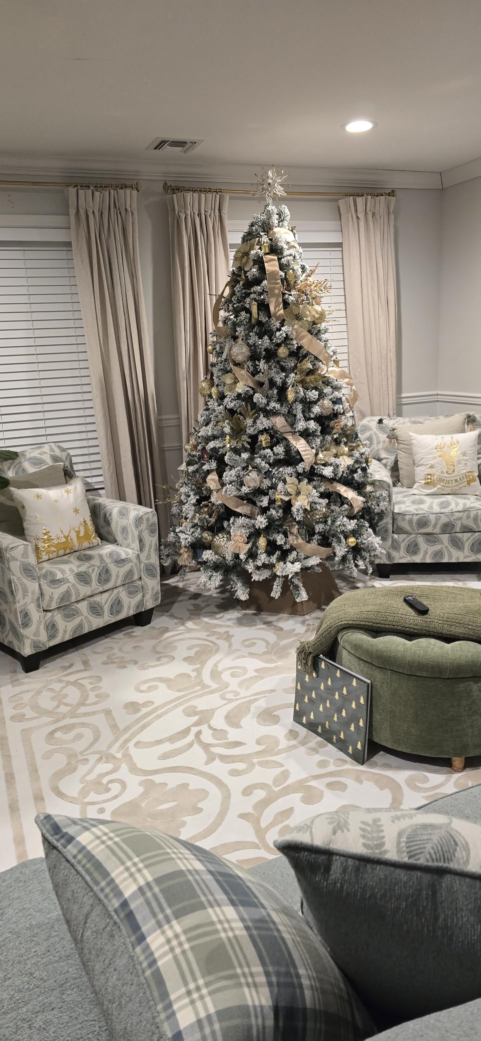 Yaheetech 7.5ft Premium Snow Flocked Hinged Artificial Christmas Fake Spruce Full Tree for Home Office Party Decoration with 1284 Branch White Snow Tips and Metal Stand customer photo 1