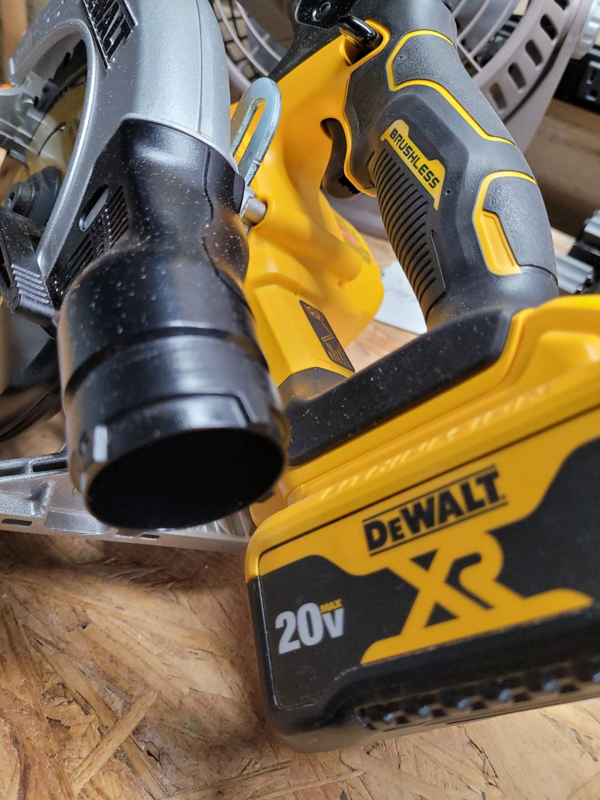 DEWALT 20V MAX* 6-1/2 in. Brushless Cordless Circular Saw, Tool Only (DCS565B) customer photo 2