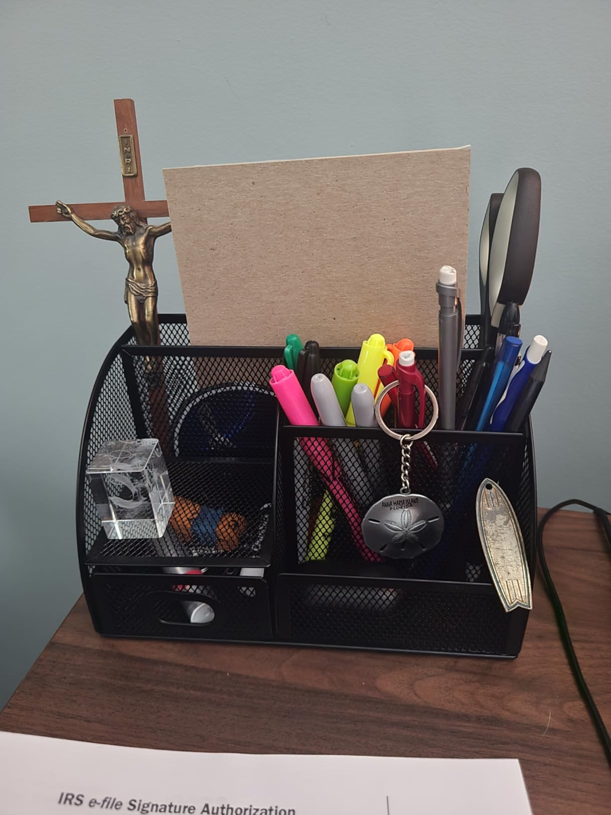Amazon Basics Mesh Pen Holder and Desktop Desk Organizer, Office Caddy Storage for Writing Utensils, 9.1 x 5.9 x 5.5 inches, Black customer photo 2