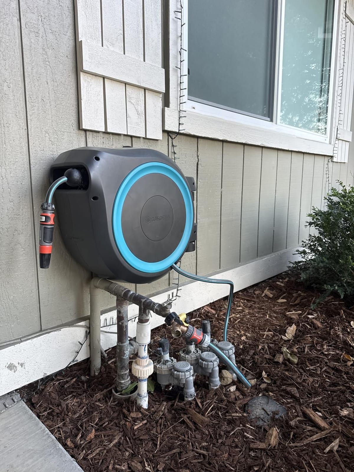 GARDENA Retractable Garden Hose Reel - 100 Feet - Auto Retract Hose Reel with 180° Swivel Wall Mount - Heavy Duty - Includes Spray Nozzle - 08055 customer photo 1