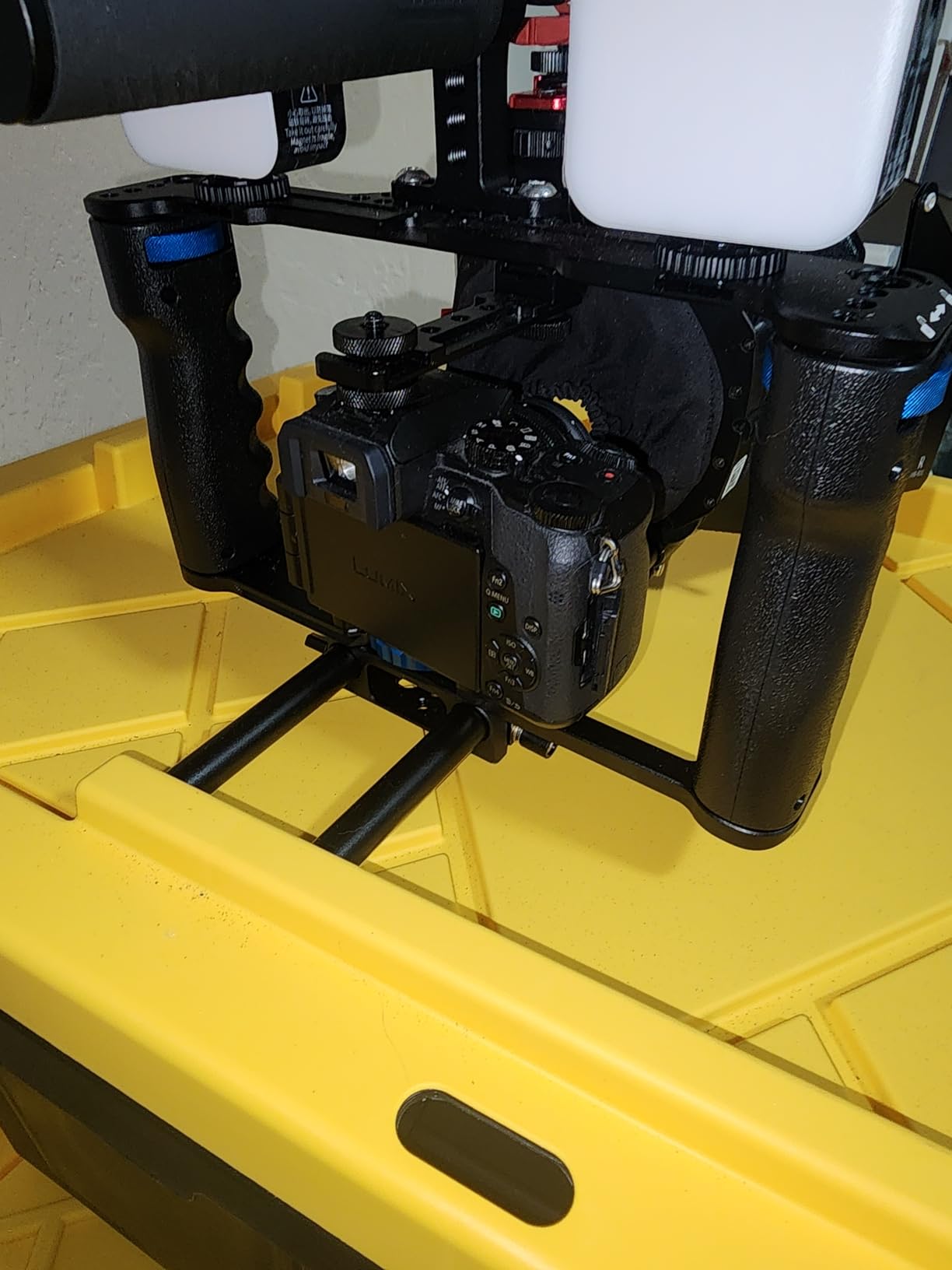NEEWER Aluminum Alloy Camera Cage, Filmmaking Rig with Top Handle | Dual Grips & Arca Type Base, Compatible with Sony A7S III A7IV A6600 Canon EOS R5C R5 R6 DSLR/Mirrorless Cameras, VS107 Blue customer photo 1