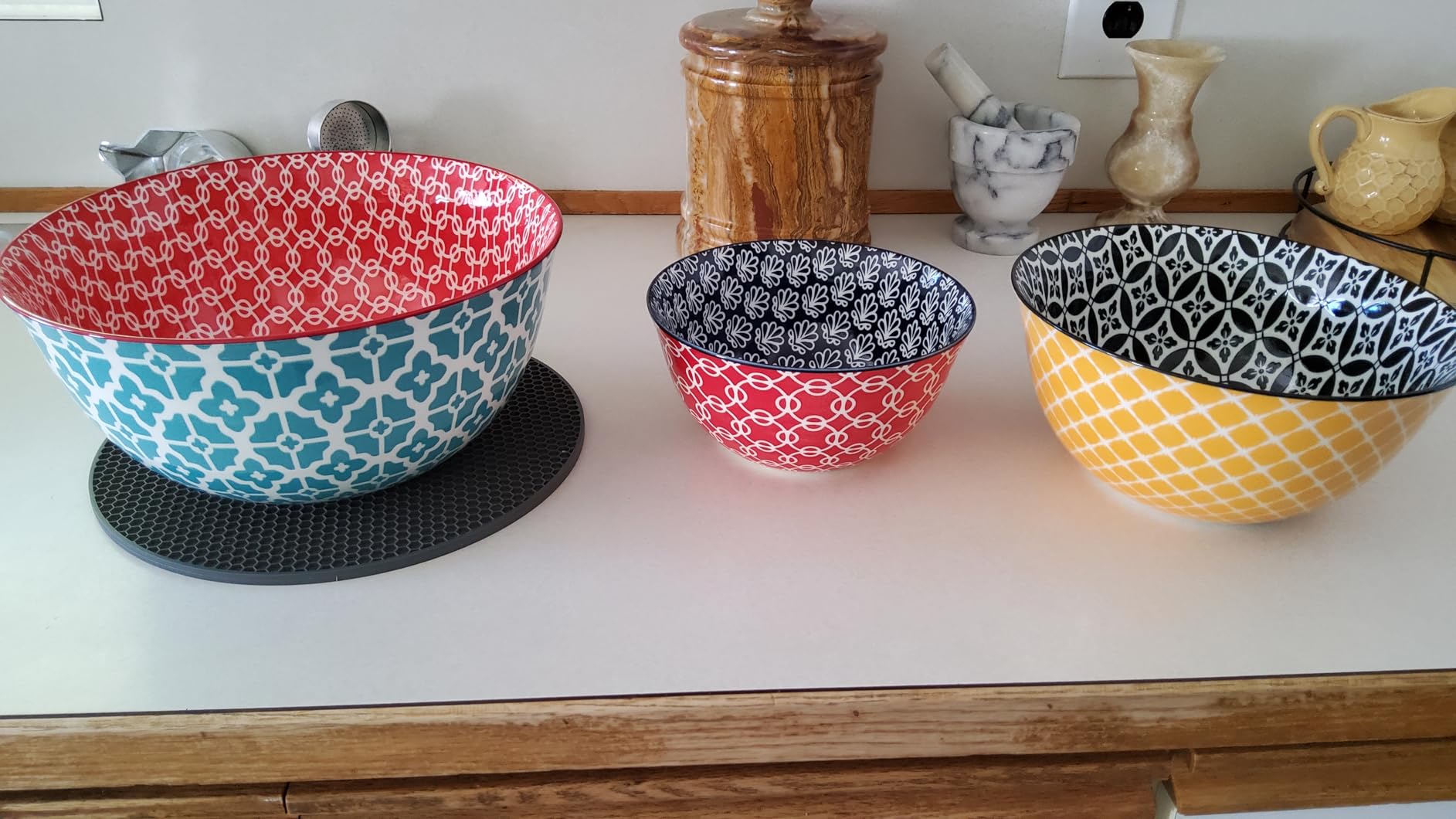 DOWAN Ceramic Mixing Bowls for Kitchen, Colorful Vibrant Nesting Bowls, Set of 3 customer photo 2