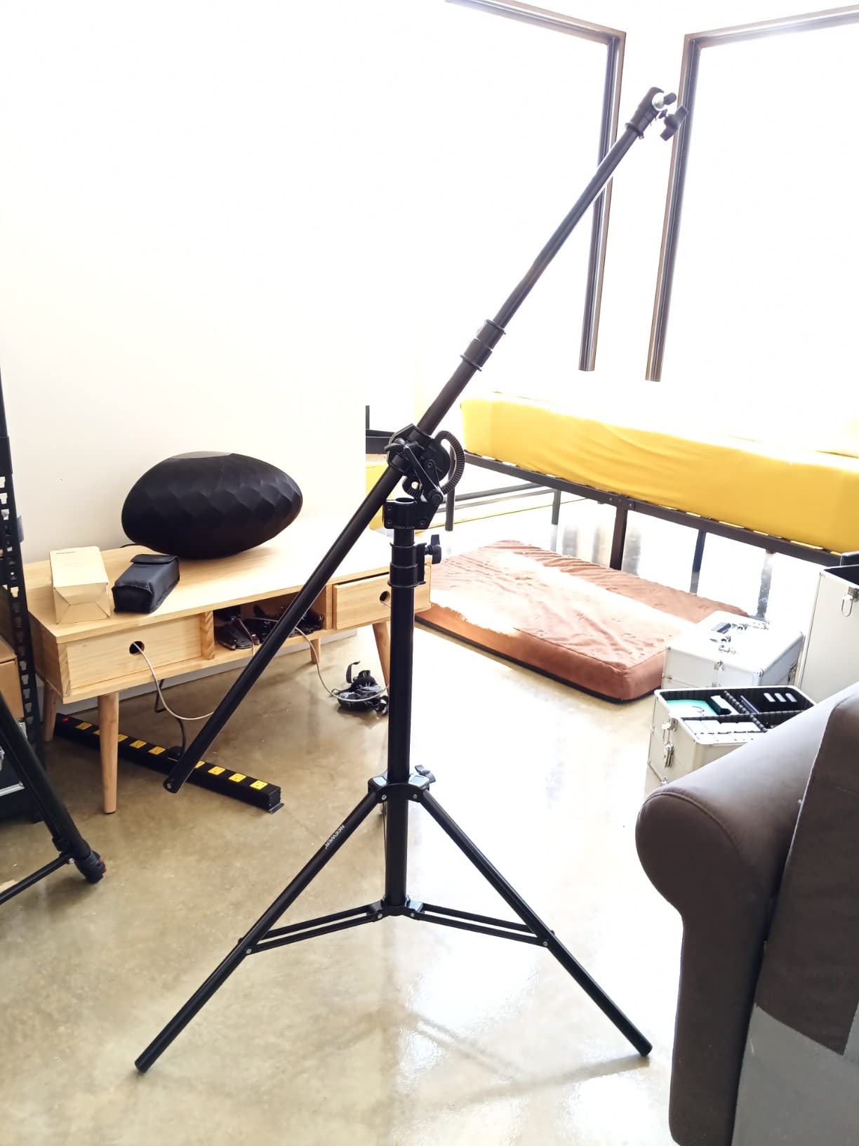Neewer 2-in-1 Photography Light Stand, Aluminum Alloy 9.7ft Heavy Duty Tripod Stand with 3.8ft Boom Arm and Empty Sandbag for Video Light, Strobe, Reflector, Softbox for Studio Photo Video Shooting customer photo 2