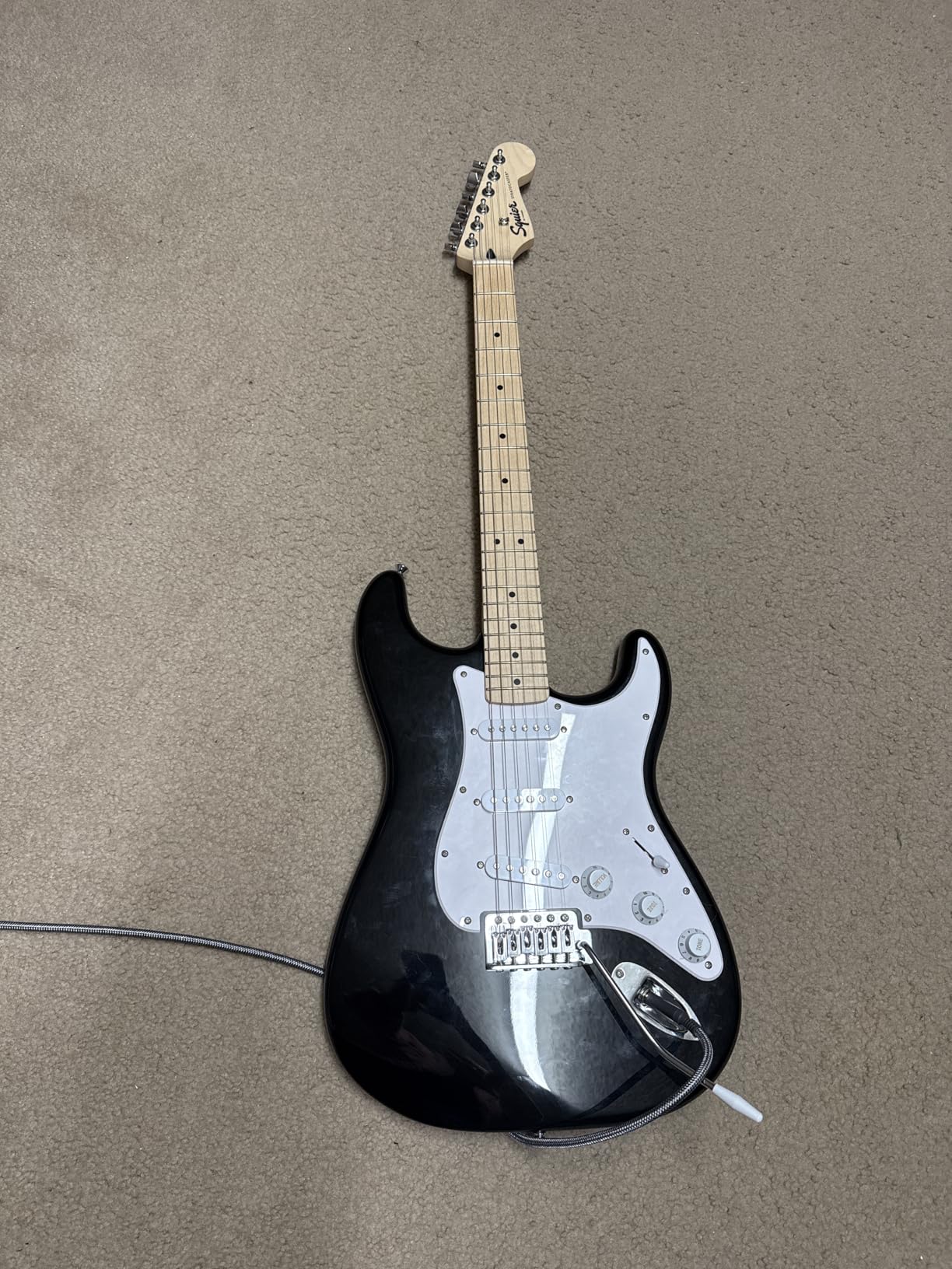 Squier Sonic Stratocaster Electric Guitar Pack, Black, Maple Fingerboard, with Gig Bag, 10G Amp, and Accessories customer photo 2