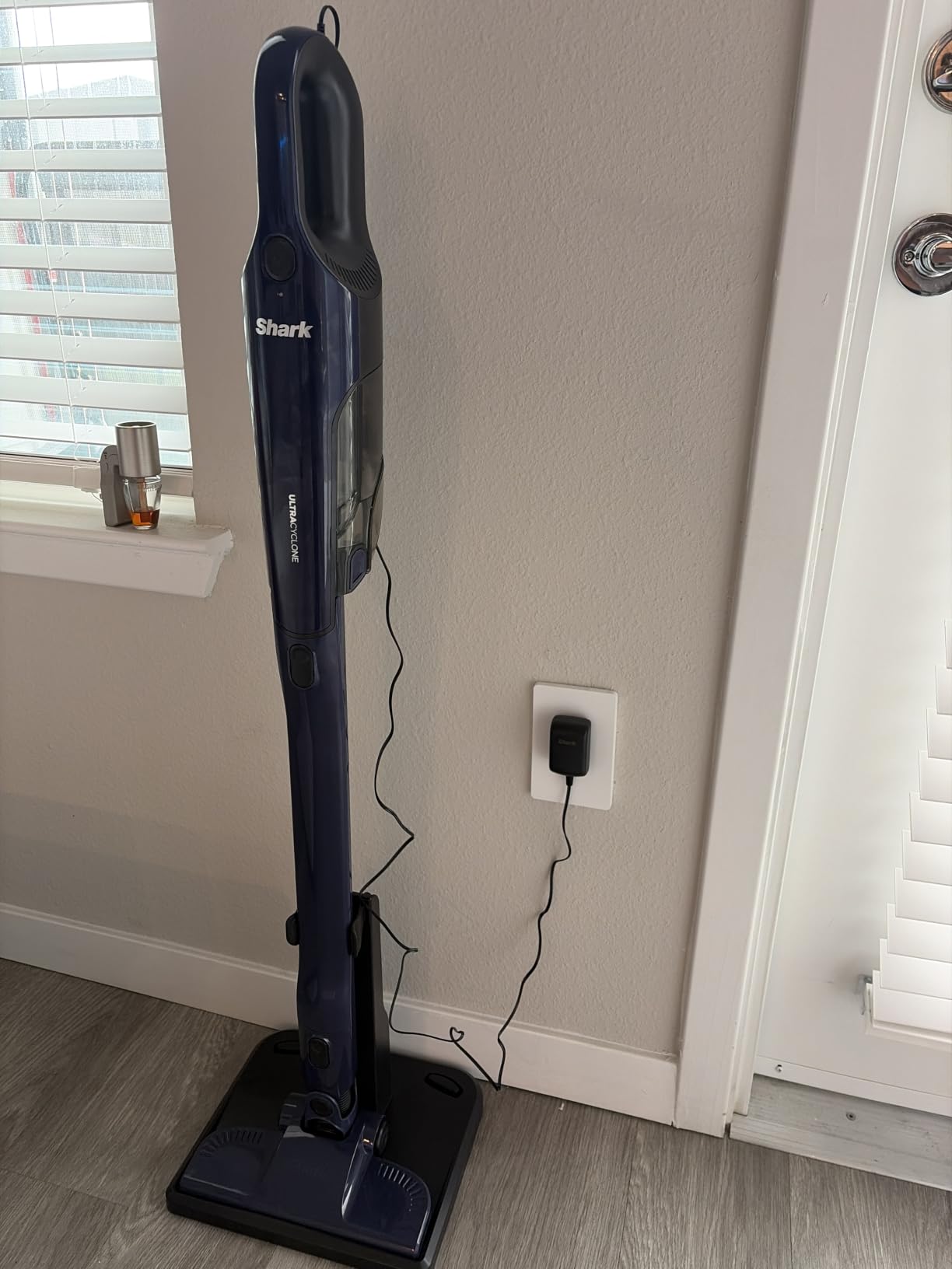 Shark WANDVAC Cordless Hand Vac, Lightweight, Versatile and Portable at 1.4 lbs., Powerful Suction for Pet Hair, Charging Dock, One-Touch Empty for Car & Home, Duster Crevice Tool, Black, WV201BK customer photo 2