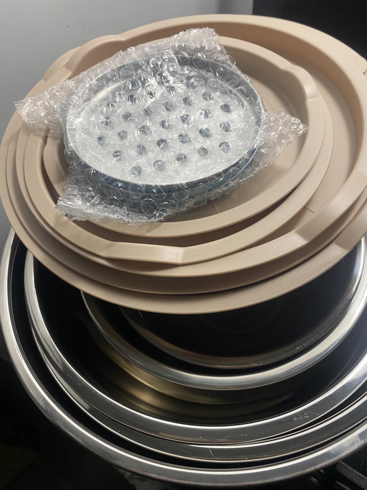 Umite Chef Mixing Bowls with Airtight Lids Set, 8PCS Stainless Steel Nesting Bowls with Grater Attachments, Non-Slip Bottoms, 5, 4, 3.5, 2, 1.5QT for Mixing & Serving customer photo 2