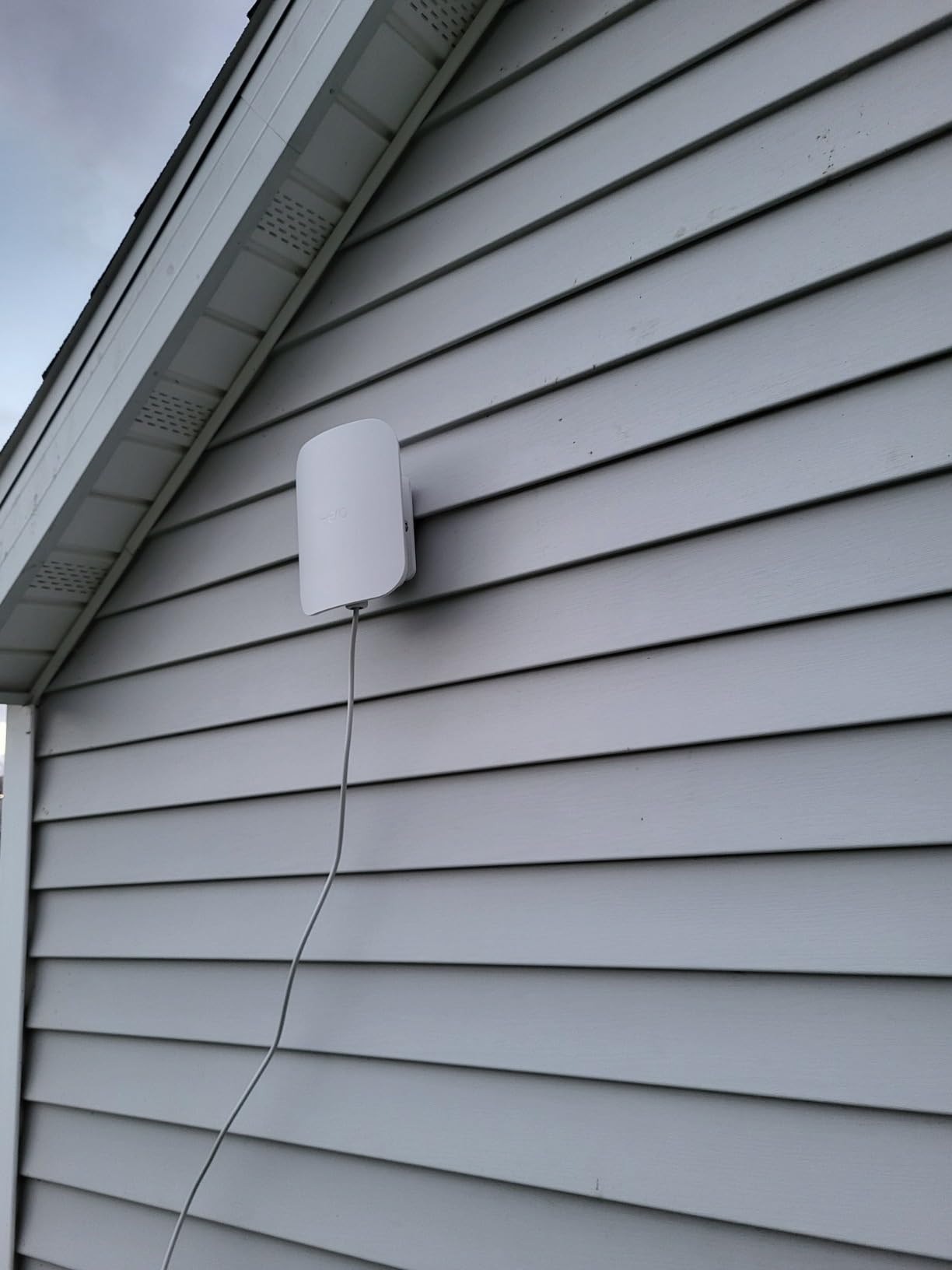 Amazon eero Outdoor 7 dual-band mesh wifi router (newest model), Weatherproof rating of IP66, Coverage up to 15,000 sq. ft. outdoors, 1-pack, Includes 30W PoE+ adapter customer photo 1
