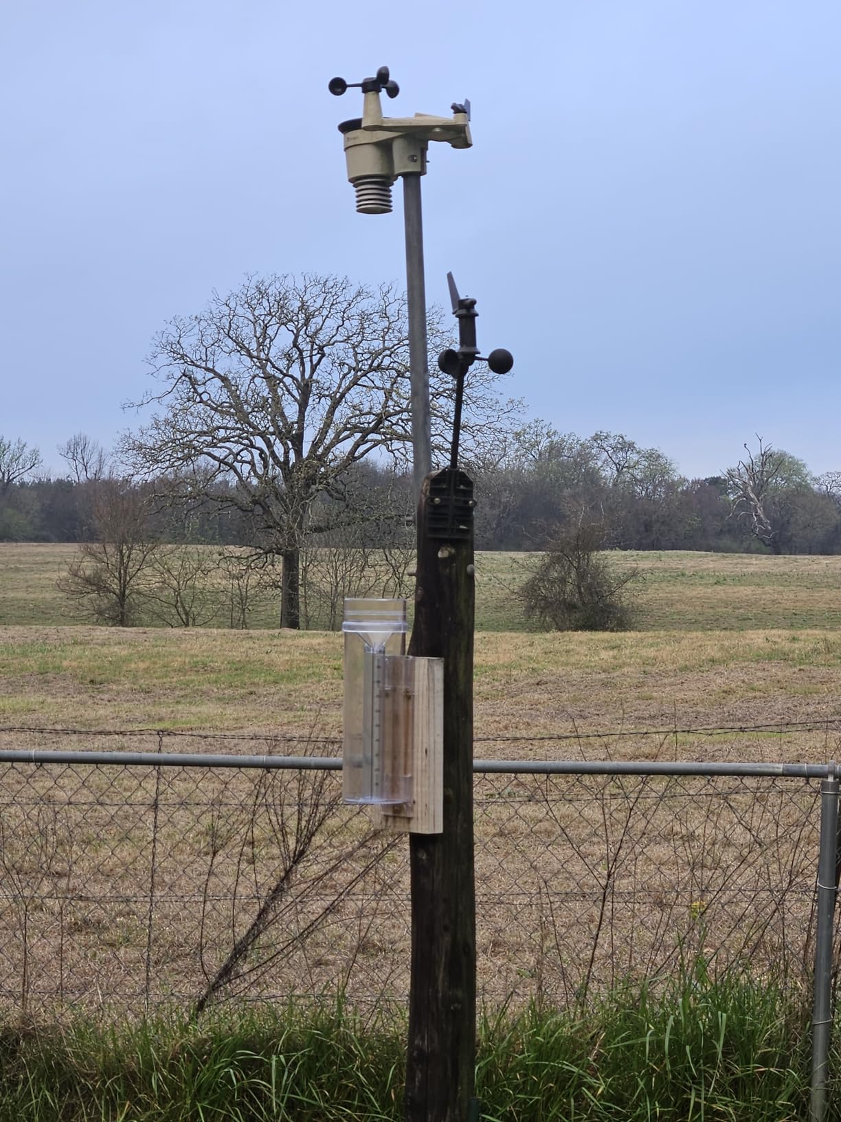 Holdly Precise Rain Gauge with Mounting Bracket, Outdoor Rain Gauge Accurate to 1/100th of an Inch, Made of UV and Heat Resistant Polycarbonate Material for All Weather Conditions customer photo 1