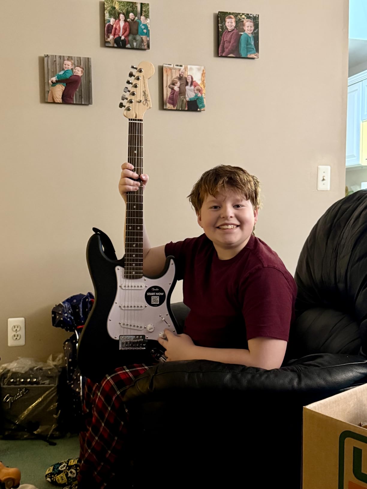 Fender Squier Debut Series Stratocaster Electric Guitar Kit, Beginner Guitar Kit, with 2-Year Warranty, with Padded Gig Bag, Frontman 10G Amp, Strap, and More, Includes Free Lessons, Black customer photo 2
