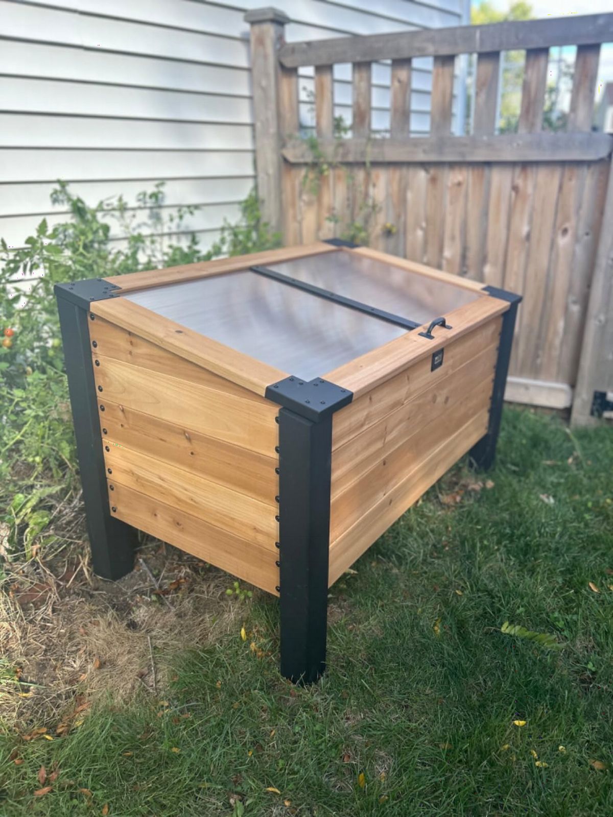 Backyard Discovery Aggie 4' x 2' Cedar Wood Cold Frame Portable Mini Greenhouse, Raised Garden Planter with Temperature-Activated Polycarbonate Lid, Mesh Drainage for Year-Round Outdoor Gardening customer photo 1