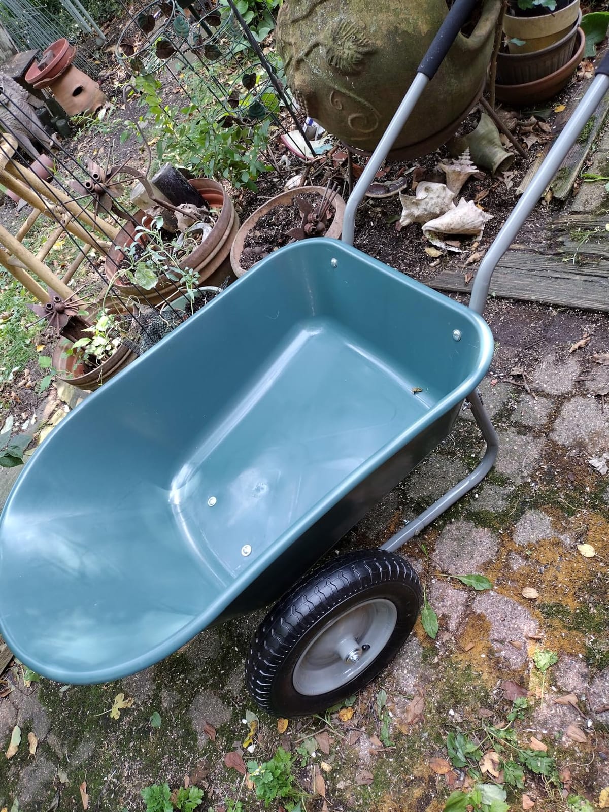 Best Choice Products Dual-Wheel Home Utility Yard Wheelbarrow Garden Cart w/Built-in Stand for Lawn, Gardening, Construction - Bright Green customer photo 1