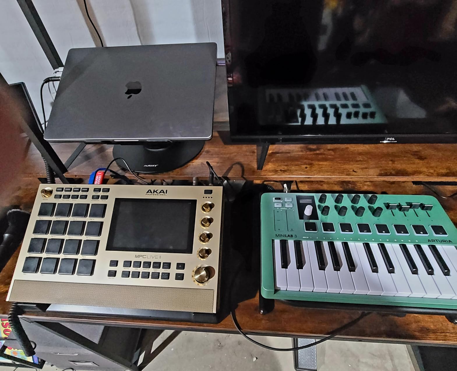 Arturia MiniLab 3 - Limited Edition Mint Green 25 Key USB MIDI Keyboard Controller With 8 Multi-Color Drum Pads, 8 Knobs and Music Production Software Included customer photo 2