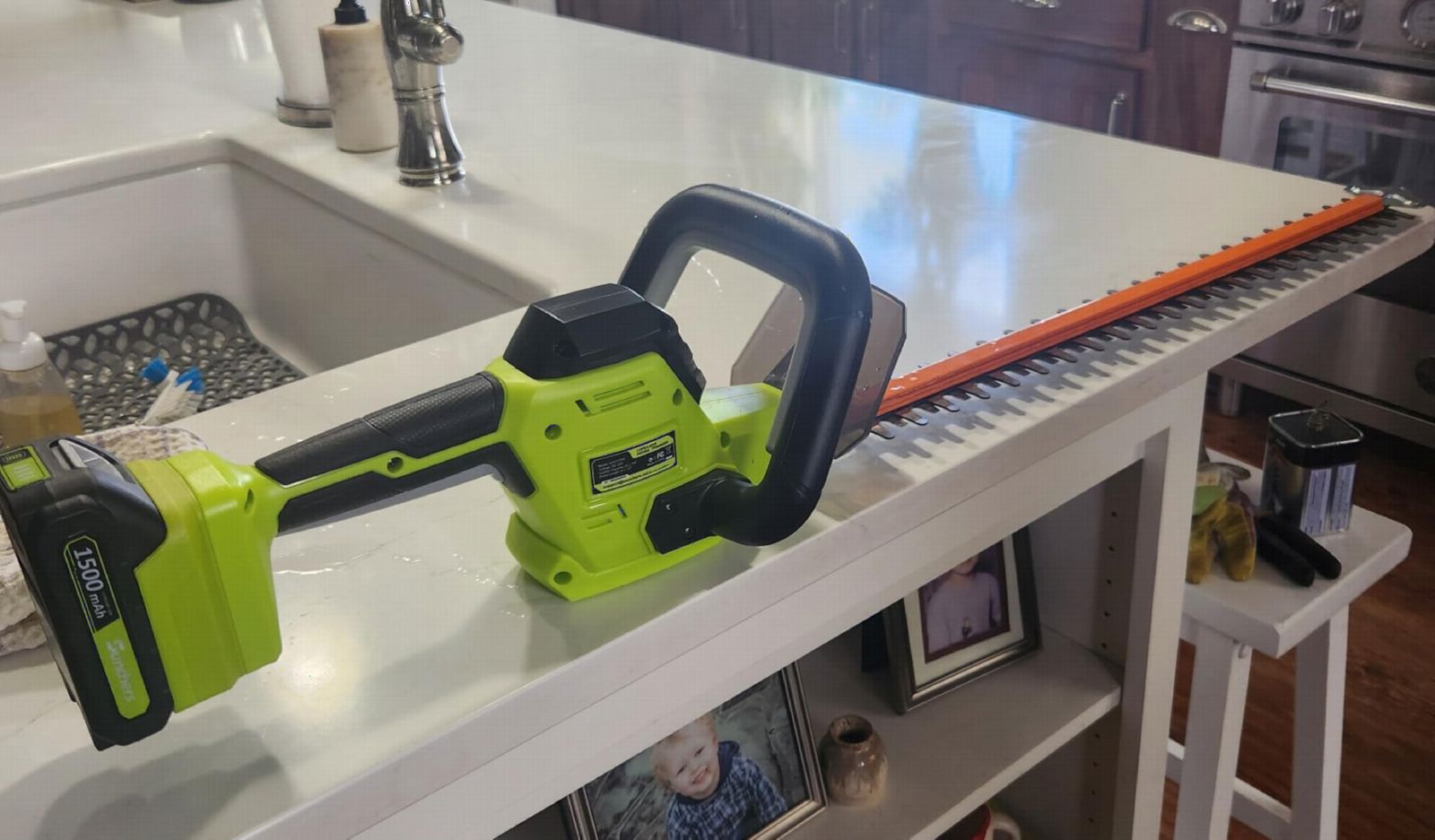 SUNCHERS 20V Max Hedge Trimmer Cordless, 22 Inch Tree Trimmer with 2 Batteries and Charger, Handheld Electric Trimmers, Grass Shrub Pruning Cutter, Lightweight & Compact Hedge Shear for Garden, Lawn customer photo 1