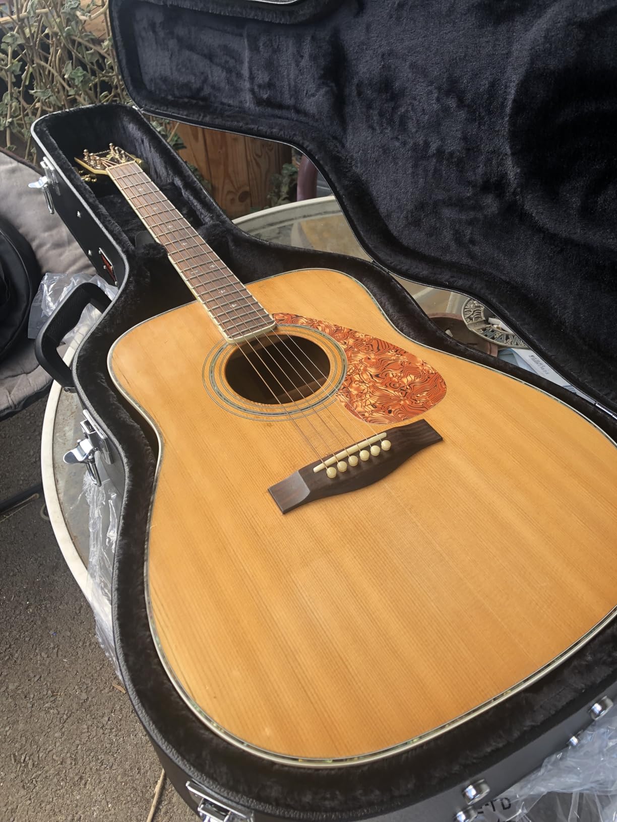 VEVOR Acoustic Guitar Hard Case, 43.31 in Gourd-Shaped Guitar Hard Case, With Lock Latch Key Handle, PVC Padding Soft Lining Water-Resistant Hard Shell Guitar Case customer photo 1